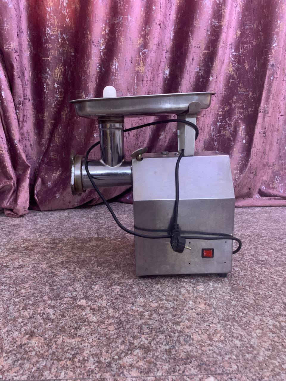 السلام عليكم ...  اغراض مطعم للبيع..
.الطباخ ب ٦٥
ومكينة الثرم ٤٠٠
البلنكات ٦٥
قطاعة البتيته ٦٠
قاعده مالت نايلون وسلفات ب ١٥
جام مالته ميز ب ٢٠


**إذا كنت صاحب هذا الإعلان وتريد حذفه لأي سبب، رجاءا أرسل رسالة إلى الدعم الفني**