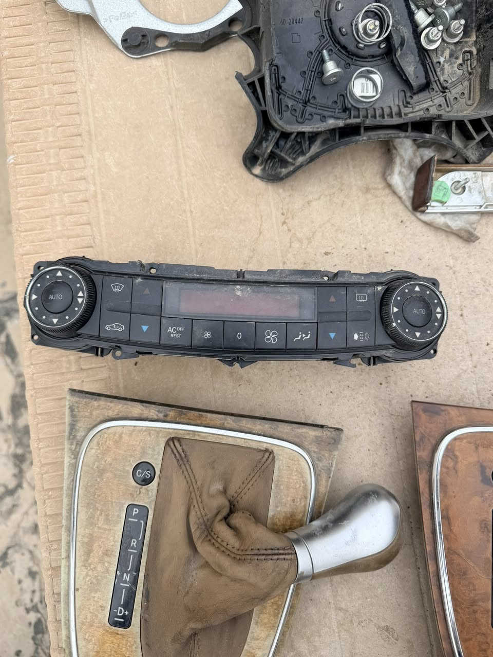 سلام عليكم غراض w221 كل موديلات يرهم بسعر التراب  1_صاجة كير هيه واليدة ب 15 الف وصاجة اللخ ب 10 
تحكم تبريد كامل وشغال ل 30 و3_ دركة هيه والايرباك والتحكم ب 35 الف 
كشن مال سايق ب 10 الف
جامات مال مازدات30 الف ما تحتاج جلي ولا تنظيف مابيها كسر 
كشن خلفي كامل هوه والحزام الامان ب 25 الف 
كفر مال بردة خلفية ب 10 
فرس خلفي ب 10 
بطاين كاملة ب 30 الف كلهن ام ايرباك
المكان بغداد زيونة  ***********
