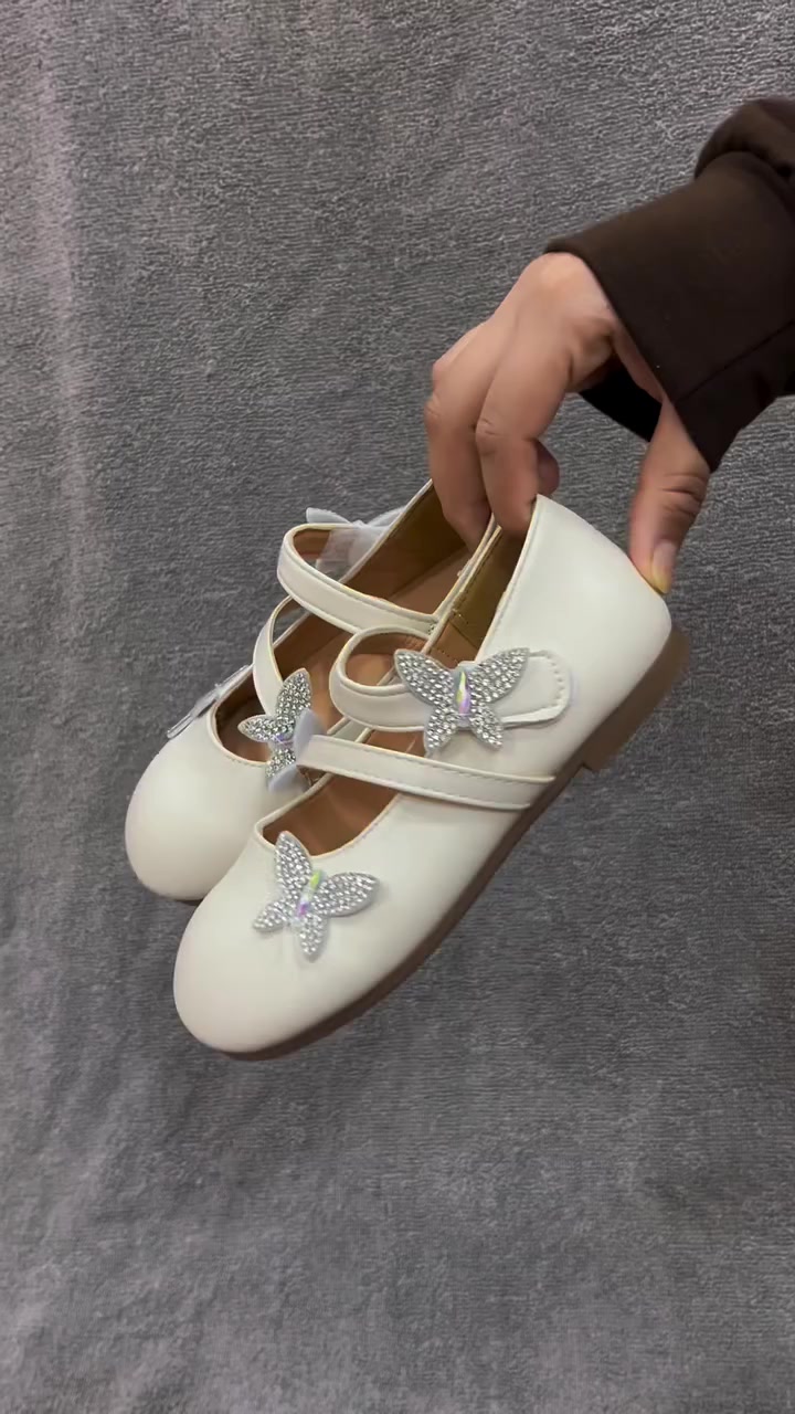 ✨ دلّلي أميرتك بأناقة تسرق القلوب ✨
حذاء بناتي مرصّع بلمعة ناعمة وبفيونكة فخمة تخلي كل خطوة حكاية 👑💖
مناسب للمناسبات، الأعياد، وأجمل اللحظات. 
🎨 متوفر بلونين راقين
💰 السعر: 17 ألف 
د.ع

🏬 متوفر في سنتر علي هادي للأحذية
📍 كوت – شارع ألف عافية – ركن شارع بدلات الأعراس – مجمع جنائن واسط – قرب أزياء فوازير 2
📦 توصيل إلى جميع محافظات العراق
📞 ***********
📲 إنستغرام: ali_hadi_center

#سنتر_علي_هادي
#احذية_اطفال
#احذية_بنات
#شوز_بناتي
#تجهيزات_اعياد
#كوت
#مجمع_جنائن_واسط
#توصيل_لكافة_المحافظات
 #اكسبلور #أحذية_كوت #سنتر_علي_هادي_للأحذية #أحذية_مناسبات #ترند  #ترنداليوم #ترندالمشاهير  #أناقة_الأطفال  #إطلالتك #اطلاله
