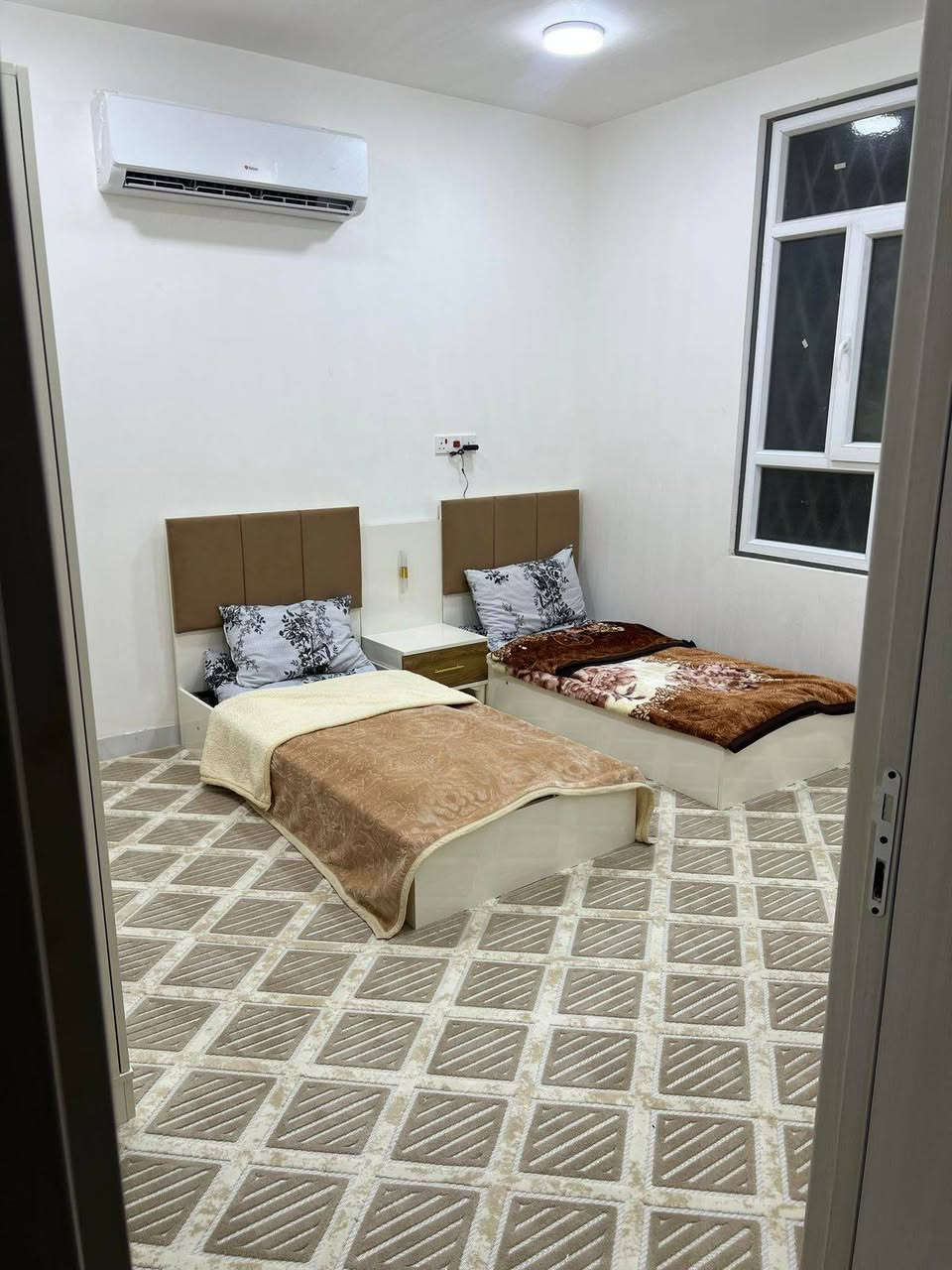 فرصة ذهبية – منزل راقي للبيع في كربلاء المقدسة / حي فارس 🔥
🏡 مساحة 100م² – بناء جديد وفارغ جاهز للسكن فوراً
بموقع مطلوب وواجهة مرتبة.

البيت طابقين بتصميم عملي ومريح:

🔹 الطابق الأول:
• غرفة نوم
• صالة واسعة
• استقبال
• صحيات
• مطبخ راكب وجاهز

🔹 الطابق الثاني:
• غرفتين نوم
• صالة
• صحيات

🔹 السطح: 2
🔹 البيت يُباع بدون اثاث

💰 السعر: اكتب تم يجيك على خاص 
يوجد تصوير كامل للمنزل مع صور 📍
📞 للحجز والاستفسار 
رقم تواصل ...
*********** متوفر واتساب

✨ لا تفوتون فرصة تملك بيت جاهز، نظيف، وبسعر ممتاز! ✨
#ترند #سكارف #كربلاء_المقدسة #كربلاء_حي_فارس #instagram #تجارة #بيت_أحلامك #بيت
