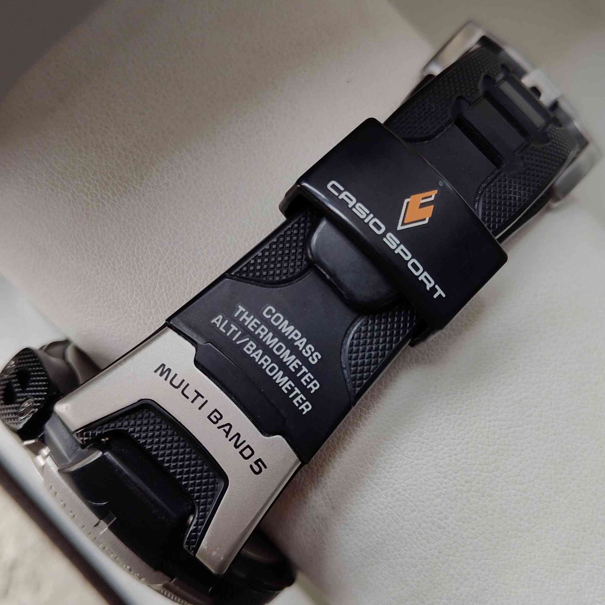 Casio Pathfinder PAW-1300
المواصفات 
• صناعة يابانية
• مكينة رقمية كوارتز Module 3070 .
• تعمل بالطاقة الشمسية Tough Solar .
• ضبط تلقائي للوقت بإشارات الموجات الذرية Multi-Band / Wave Ceptor .
• مقاومة ماء حتى 100 متر . 
• شاشة رقمية واضحة .
• إضاءة خلفية EL تلقائية عند لف المعصم .
• المقاس والحجم 
قطر الهيكل  47 مم .
 سمك الهيكل حوالي 11.5 مم تقريباً .
• وزن خفيف نسبيًا يناسب الاستخدام اليومي والميداني 

الوظائف 
• توقيت عالمي لمدن متعددة
• 5 منبهات يومية
• ستوب ووتش بدقة 1/100 ثانية .
• عدّاد تنازلي من دقيقة واحدة إلى 24 ساعة .
• تقويم تلقائي حتى سنة 2099 .
• تنسيقات 12/24 ساعة
• إشارة زمنية كل ساعة

المستشعرات 
• بوصلة رقمية تبين الاتجاهات بدقة 360 درجة .
• مقياس الارتفاع  Altimeter يقيس الارتفاع من –700 إلى 10,000 متر
• البارومتر Barometer . يقيس الضغط الجوي ويعطي رسم بياني للطقس .
• Thermometer يقيس الحرارة من –10 إلى 60 درجة مئوية .
• ذاكرة تحفظ قراءات الارتفاع وميل الضغط .

التصنيع والهيكل 
• هيكل خارجي من الراتنج قوي ومتين يناسب الأجواء القاسية 
• القطاء الخلفي ستانلس ستيل . 

السعر  215 ألف 
للإستفسار ***********
