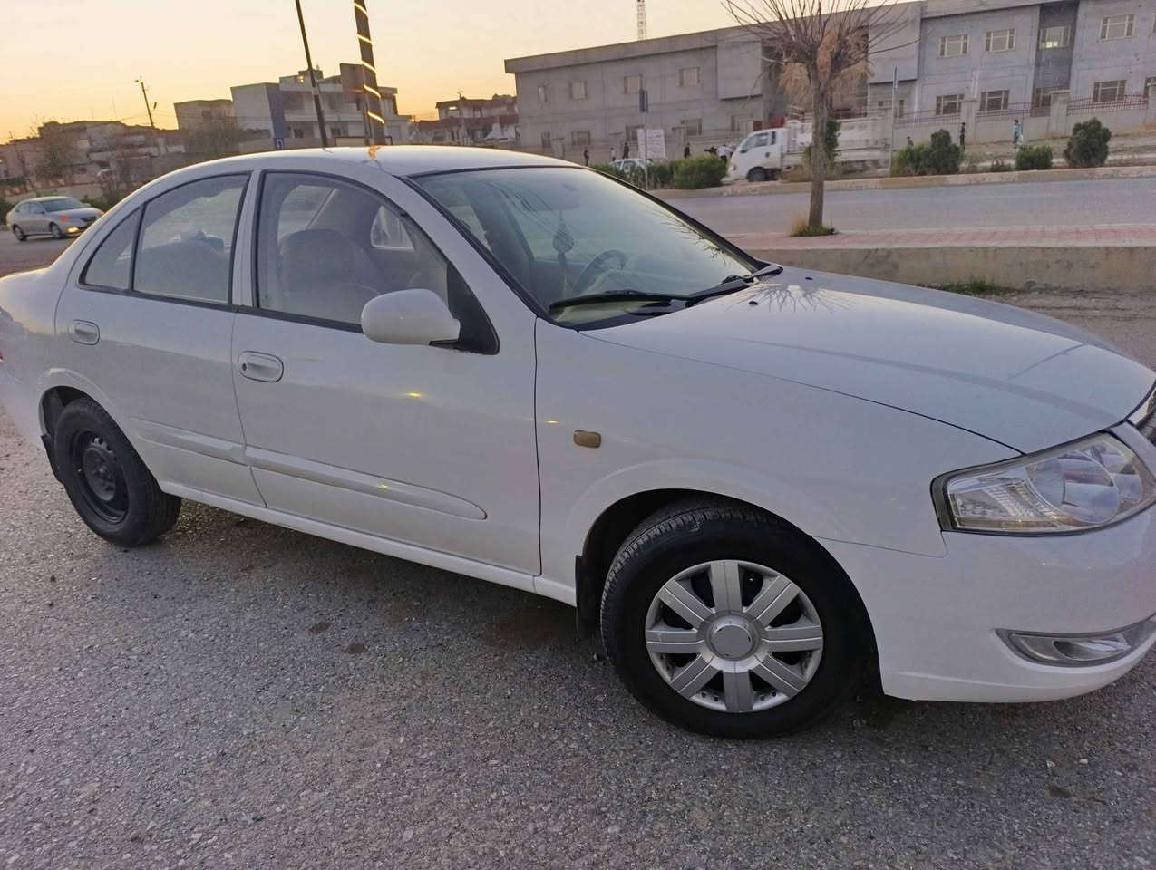 سەنی کوری سپی بەفری مۆدیل 2013 
سەنەوی و رەقەمی نوێن مانگی دەی 2027 بەسەر دەچیت 
تایەوپاتری نوێن 
بۆیاخ چوار پارچە بەبێ ناو 
دوودەرگای لای سەیاق بەبێ ناو 
چەمەلاغی دواوە لای سەکن 
سندوق تۆزێ ناوی گرتوە بەڵام نەگەیشتۆتە ناوحەوزەکە 
گێڕومەکینەوتەحویل بەشەرت ،220 هەزار رۆشتوە ،مەکینە سپی مەرغوب 
بۆلش وقەلەمکاری بۆکراوە سەیارەکە ماڵی دۆستە تەقەورەقەی نیە ،
نرخی کۆتایی 85 گەڵا تکایە ئەگەر موشتەری نیت کاتم مەگرە لەگەڵ ڕێزم 
***********
***********
سەیارەکە لەڕانیەیە رانية, السليمانية
