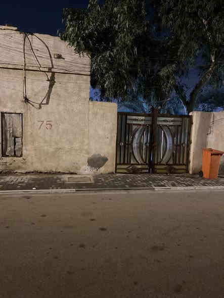 السلام عليكم المعقل دار للبيع مساحة 310 متر متوفر كل الخدمات في المنطقة ماء حلو مجاري عاملين نظافة يوميا يبعد فقط شارع واحد عن الشارع العام (شارع دينار العام) منطقة جدا هادئة وجيرانها كذالك سعره المتر ب مليون ومئتان وخمسون المنطقة المعقل السكك طابو ملك صرف كل الاحتياجات موجدة للساكن وكلشي بل القرب من البيت جامعة و حديقة عامة و جامعين للصلاة داخل المنطقة وأسواق بكل
انوعها للاتصال الرقم / ***********
