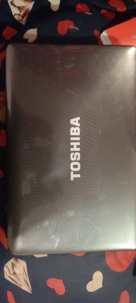 للبيع لابتوب توشيبا نقص فقط بطاريه محولته جديده ويا جنطه وغراضه كامله للتواصل على هذا لرقم ***********
