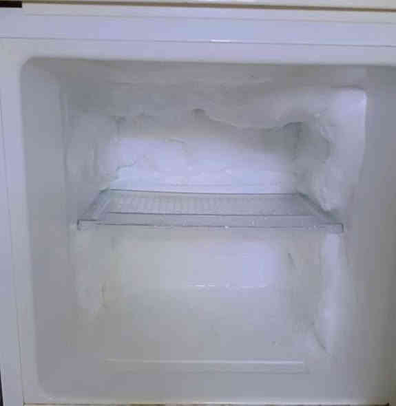 ثلاجه نظيفه للبيع شغاله وجمد السعر 100وبيه مجال الاستفسار اتصل على الرقم***********
