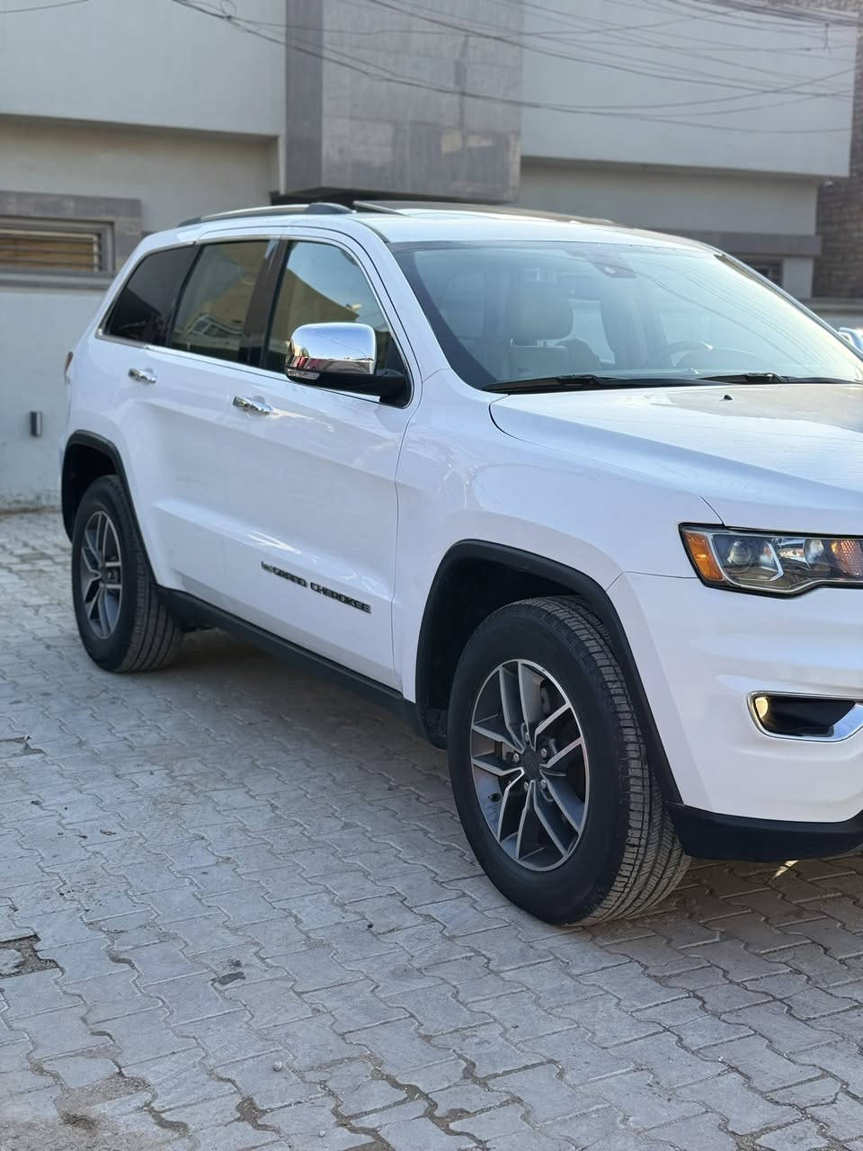 سلام عليكم جيب كراند شيروكي ليمتد موديل 2022 رقم بغداد كلين داخله كلين هنا بالعراق صار بيه طخه بسيطه بالباب مال السايق صار بيه من جوه ربع الباب صبغ بدون دواخل بدون ايرباك  بجم كبس مواصفات فول ليمتد  بصمه 
فتحه 
شاشه جبيره 
تحكمات رادارات 
كشنات جلد كهرباء خزن ميموري 
داخل بيجي قطعتين تبريد 
تدفئه ستيران تدفئه كشنات  
حساس خلفي 
كامره خلفيه دواره 
هيترات بالمري اشاير بالمري 
جنطه كهرباء 
ويل حجم 18 بلادي 
سبير منازل 
السياره جديده معروفه مواصفات المتد للبيع السعر 260 وبيه مجال بسيط *********** مكانه بغداد
