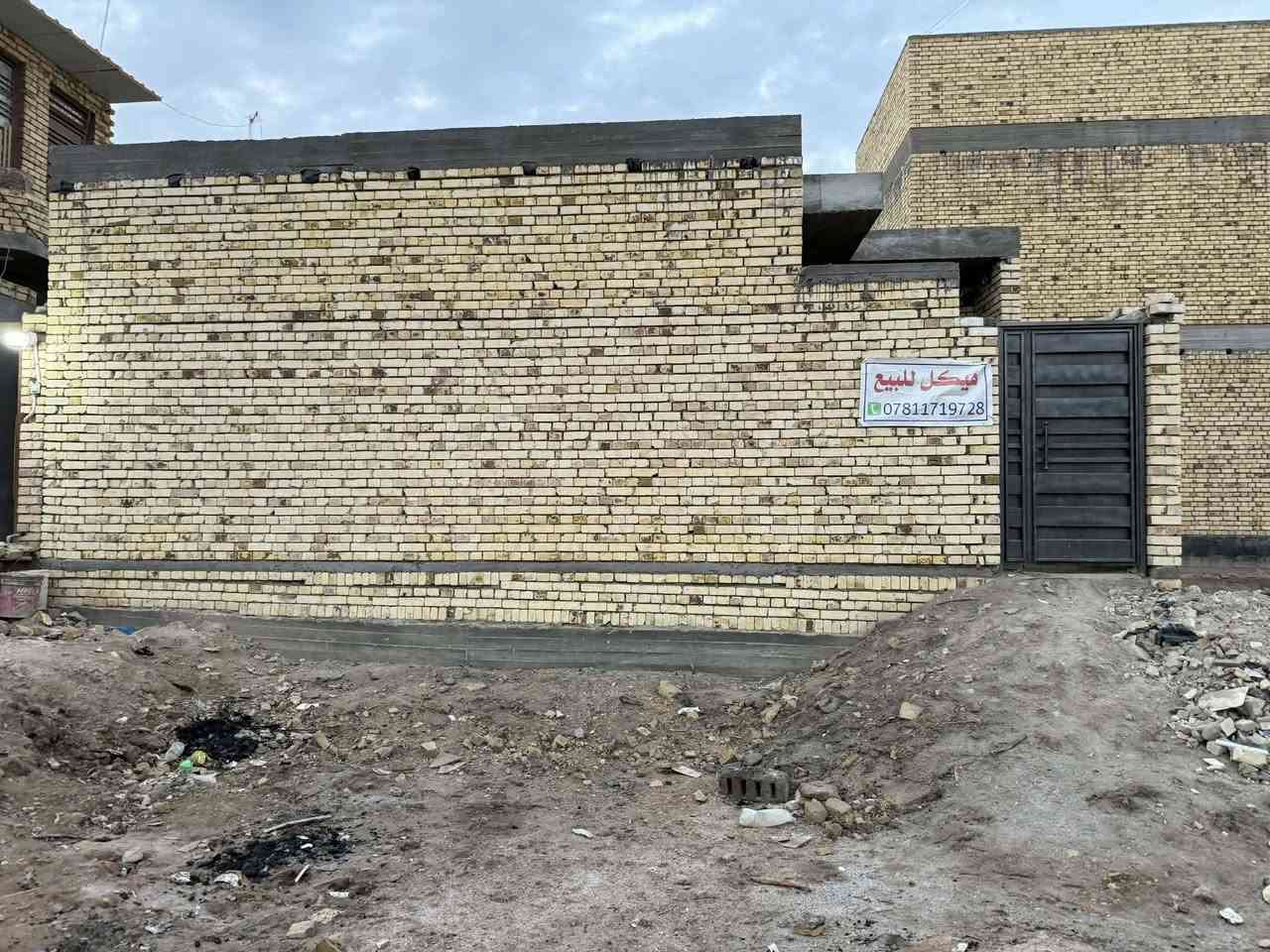 هيكل للبيع 100/م خلفي درجه اوله مقاطعة—•24
 
——• ثاني  بيت عن الركن 

سعر -47- وبيه مجال مشمول بل قروض الاسكان 
رباط كونكريت + طابوك + سقف كونكريت معه رباط +                 شبابيك + كهرباء  يحتوي على
 استقبال + صاله + غرفه + مطبخ حار وبارد +صحيات
المكان حي الفداء  ثاني شارع عن شارع—• 60–• كافة الخدمات ماء وكهرباء ومجاري ومدرستين وكافة السكن
رقم الهاتف 
***********
