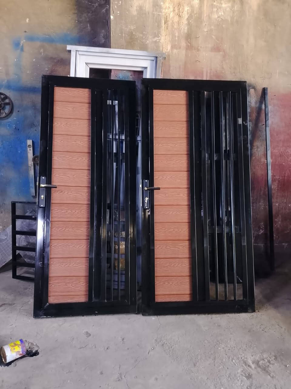 السلام عليكم معمل حداده بركات ام البنين الابواب والشبابيك كافه انواع العمل اسعار مناسبه الارقام بيهن واتساب حسب الطلب مكان كربلاء ***********/***********
