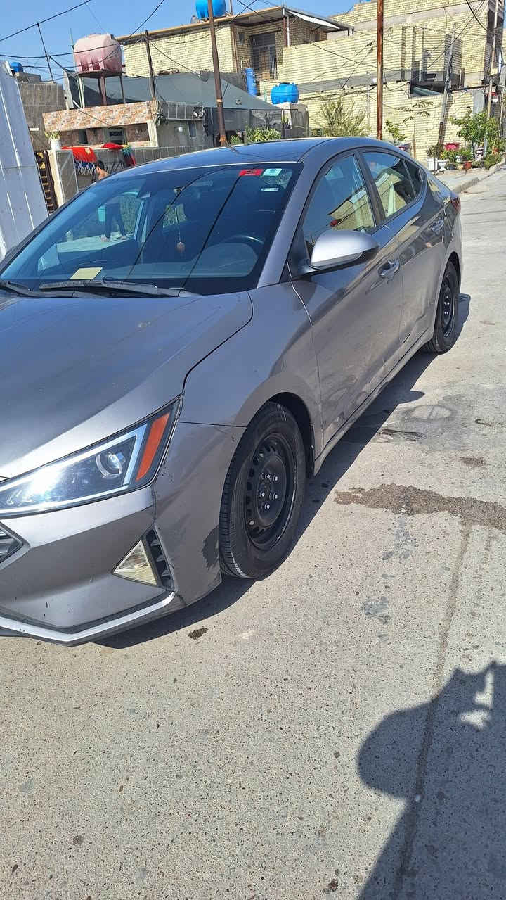 لنترا ٢٠ سيارة كل نقص ما بيها كلشي موضح بالصور كير AT السعر ١١٥ 
***********
