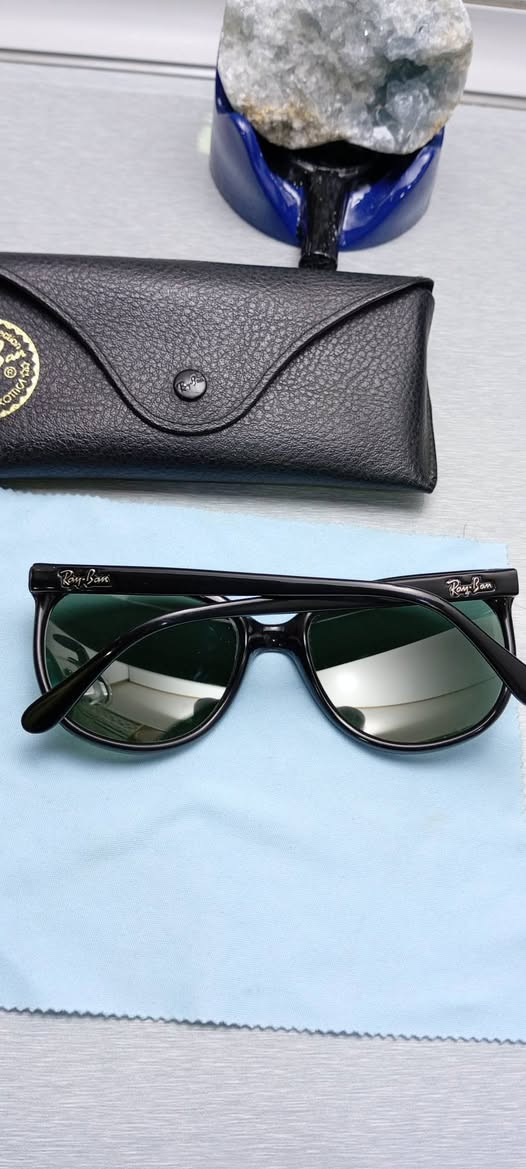 نظارة ماركة راي بان امريكي اصلي 
عدسات حجر سميك 
قياس: وسط
فلتر: uv400 لحماية العين من أشعة فوق البنفسجية 
انتاج سبعينات، متوقف التصنيع 
قطعة نضيفة
للاستفسار: واتس اب ***********
