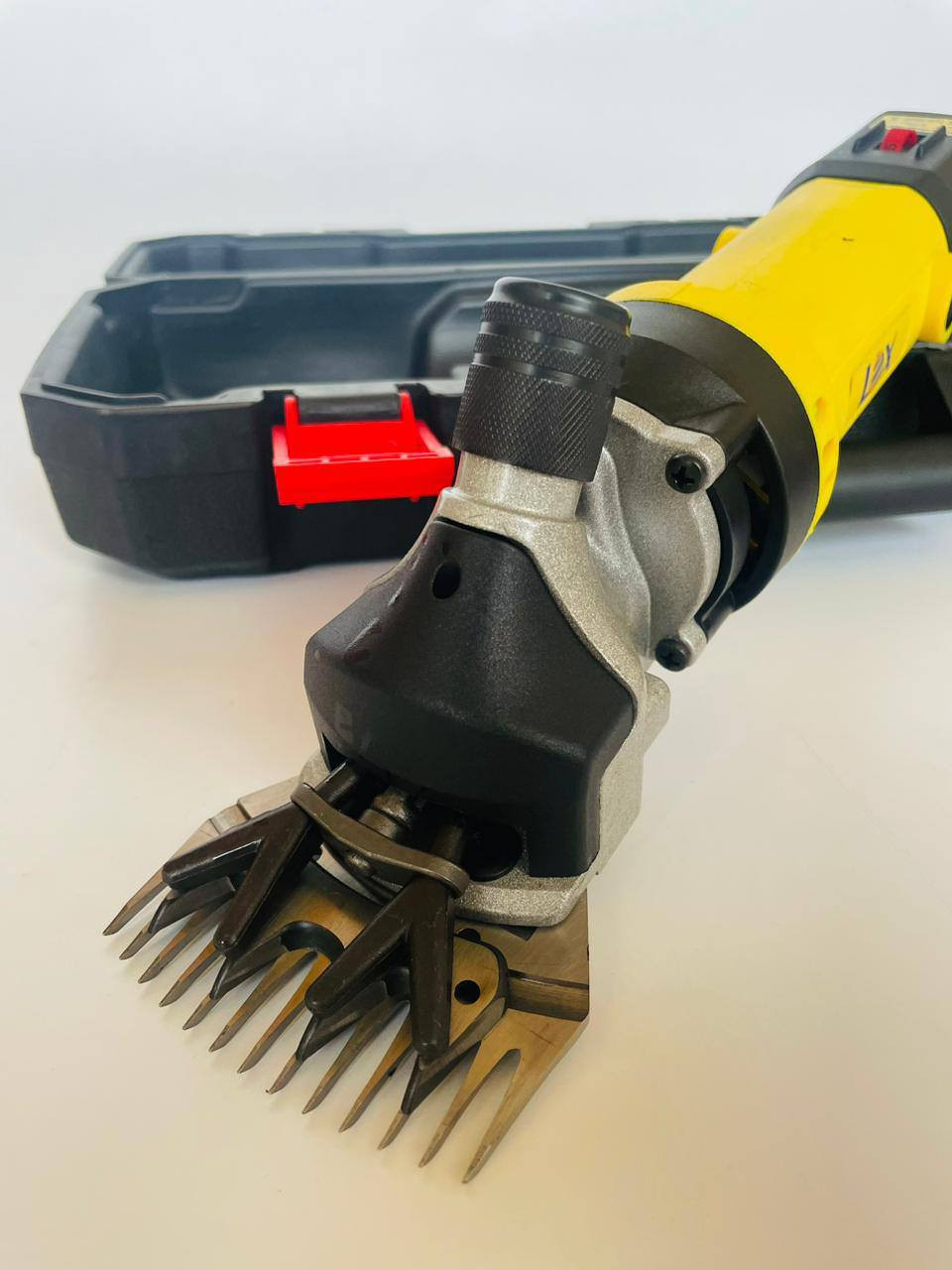 ماكنة جز صوف من ماركة LEX 
القوة (الواط): 690 واط (وهي قوة جيدة جداً لقص الصوف الكثيف).
​الجهد الكهربائي: تعمل على 220 - 240 فولت (كهرباء البيت العادية).
​التردد: 50 - 60 هيرتز.
​السرعة: قابلة للتعديل وتصل إلى 2800 دورة في الدقيقة (r/min).
​التحكم بالسرعة: تحتوي على عجلة (ترقيم من 1 إلى 6) للتحكم بالسرعة حسب نوع الصوف وحساسية المنطقة التي تقصها.


**إذا كنت صاحب هذا الإعلان وتريد حذفه لأي سبب، رجاءا أرسل رسالة إلى الدعم الفني**