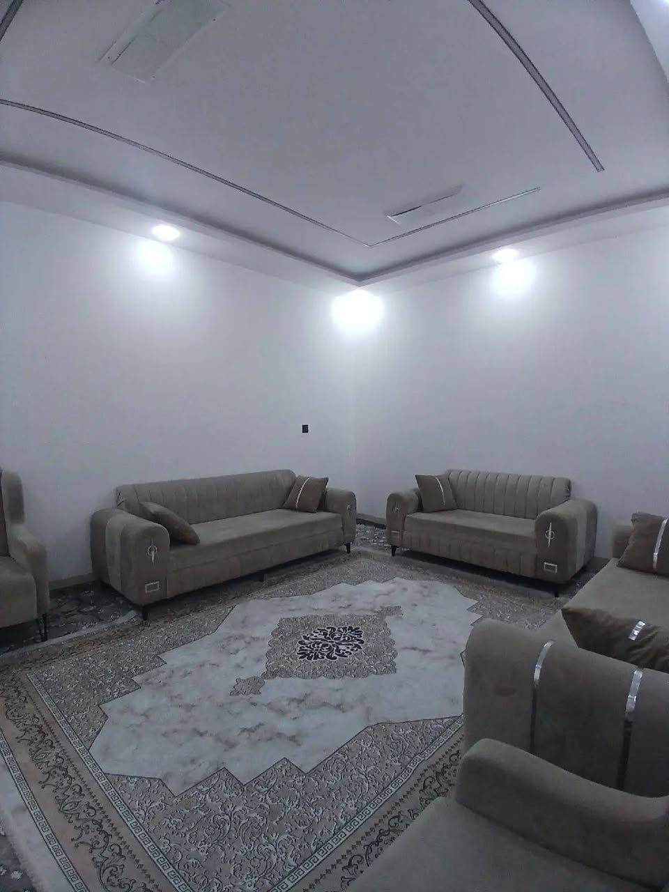 دار للبيع ١٦٠ متر (رقم)عنوان حريه خلف جامع سيد مرسلين البيت يتكون من كراج سياره استقبال و مطبخ و هول و غرفتين نوم وصحيات و درج داخلي +بيتونه مواصفات البيت   مغربي + دكت مركزي هاتف *********** / ***********
