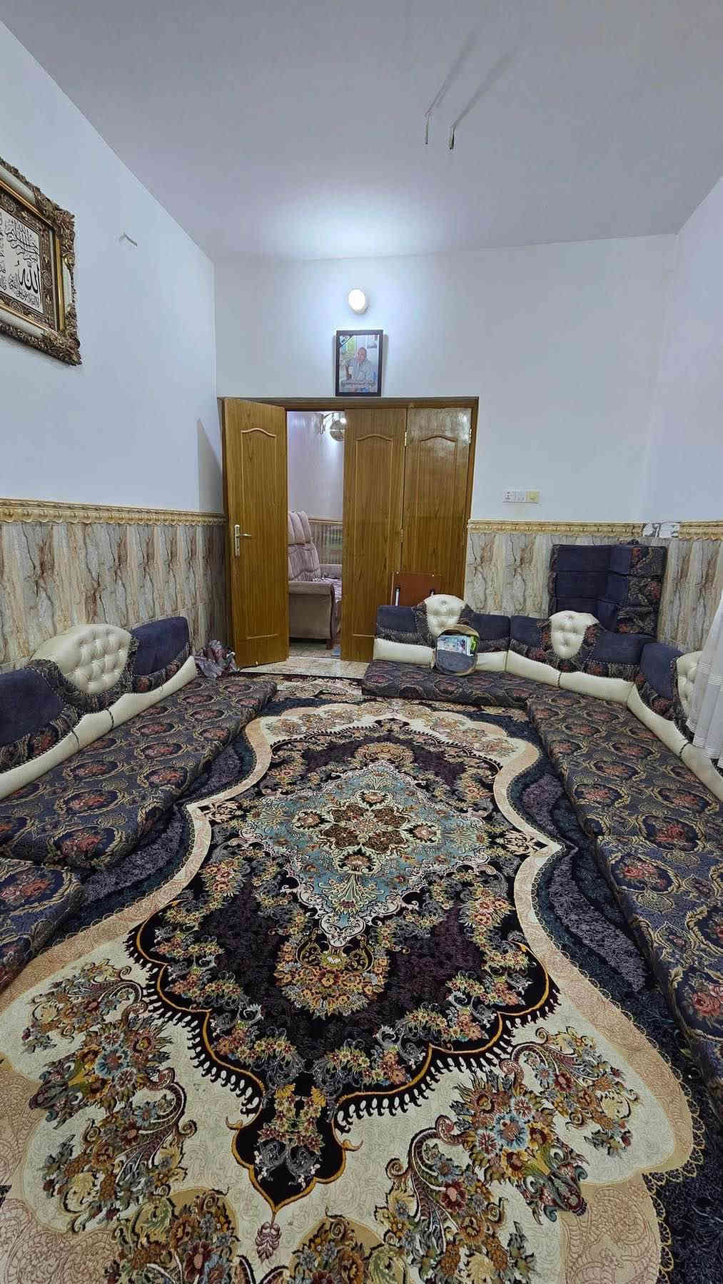 سلام عليكم بيت مساحته 110 متر  ب شارع المطار القديم مقابل مجمع الكوثر الطبي يبعد عن الشارع 40 متر  سقف صب مسلح بناء جناي بلوك اربيل سعره 38 وبيه مجال *********** النجف
