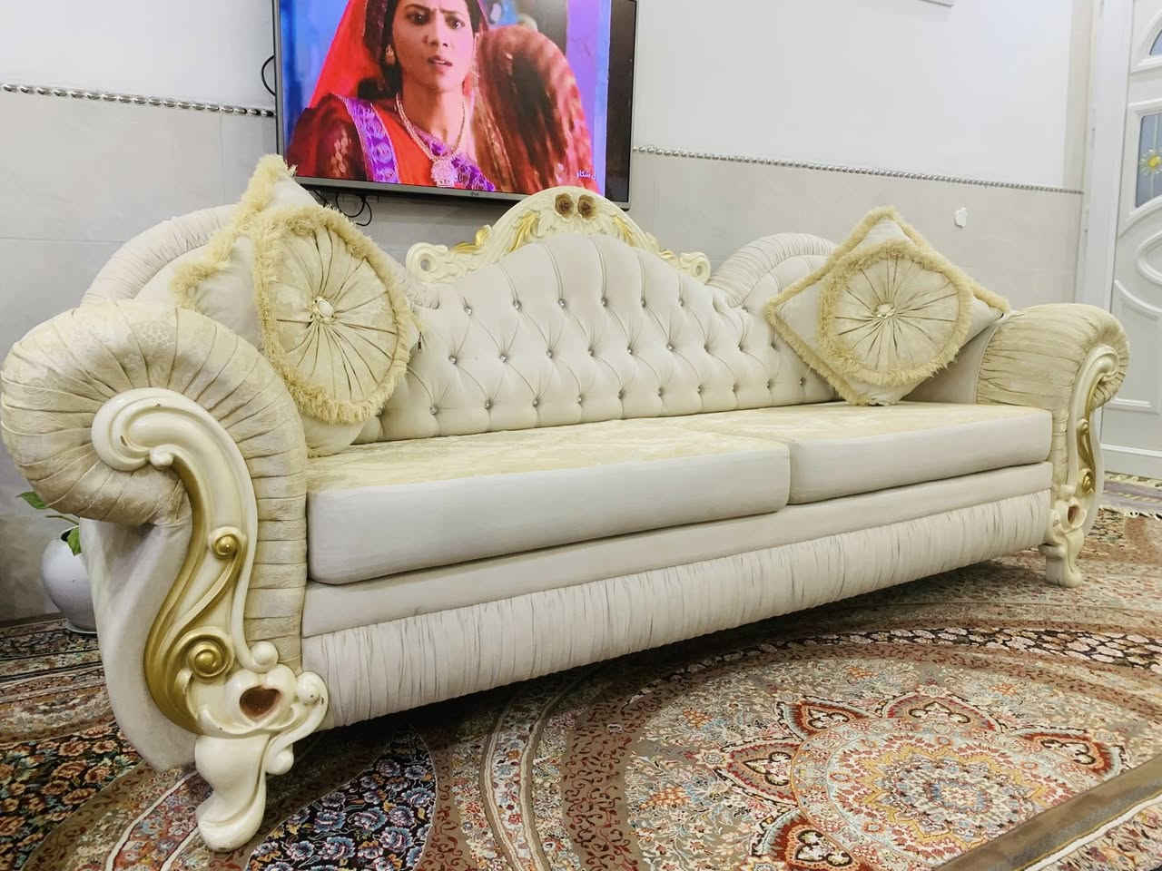 هـــەیــتــە لـــەمە؟ نە بەخــوا نیــتــە لــەمە😄😒
شتـــی لـــۆک و تـــایبەت نەبێ لای مــن پۆســت نــاکرێ👊🏻
تـــاقمێکـــــ ئـــەوەنە لــــۆکە ئـــــاو لــە چــاو دەرەکـا🥹
تـــــورکـــی تـــورکــی🐆👌😬
١٥ گڵـــای پێـدراوە ٣ سـاڵ پێش ێــستــا🧐
یــەک عەیب و وە بەلــاش بیوە🙄
چۆن سەنـدراوە ئــاوا ماوەتەوە🪭
سعـــری ێستـــای ٥٥٠ هەزارە 
قابیـــل  ماڵی پـــاکو پرچـــە😏📦
یسفەنجی ١٤ سانتیم🔗😙 
١٠ نــەفەریــە🤩یــەک تەپـــڵۆکی نــاوەڕاستی لە گەڵە😶‍🌫️
رەحـــمەتت لێبێت  مەڵی بــۆم دانێ دێم بۆ سەیــری🫤
ماڵ بــۆ یــەک نـــەفەر دانـــانــەم🫨
وەکـــو وتـم وەکو ڕەســـمەکــــان جــوان نەبـــوو  وە هەدیە باریکەو بیوە  🫥
***********
