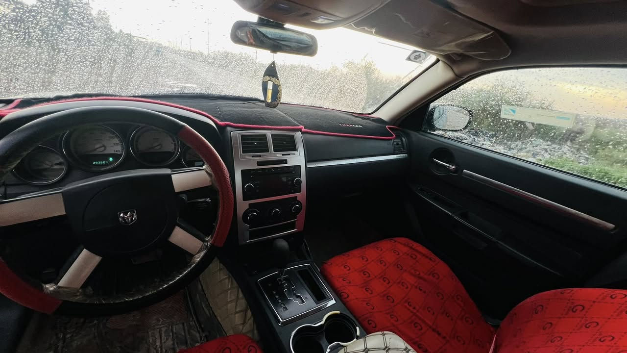 جارجر للبيع موديل١٠ مصبوغه حزام كير مكينه مكفولات فتحه بالقماره محرك٣٥٠٠ امريكيه بيها تبديل باب فقط ٩٥وبيها مجال مكان ديوانيه ***********
