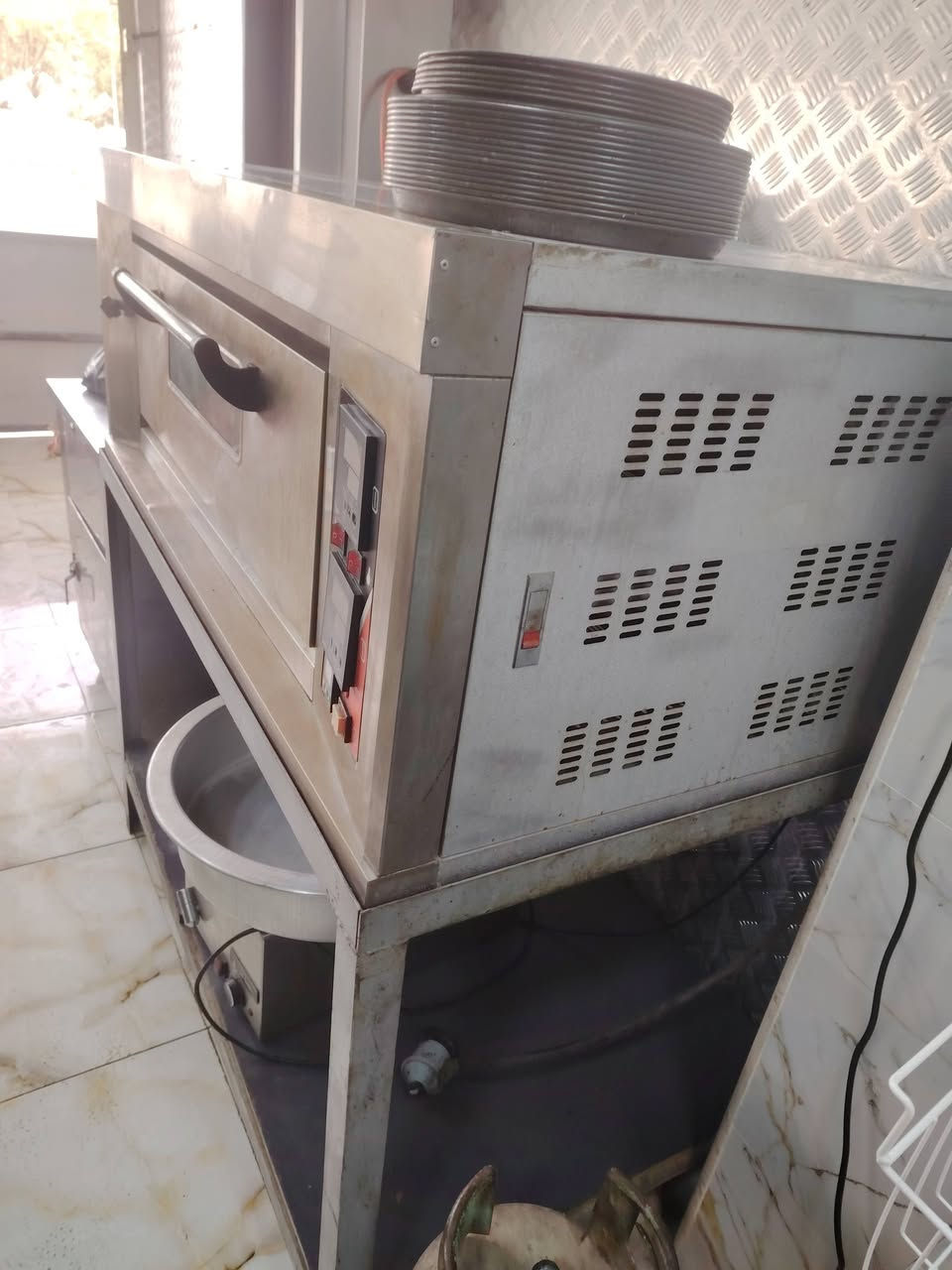 ميز سل ستيل +فرن بيزه +عجانه جديد +حمايه ريزو البيع تصل رقم *********** تدلل
