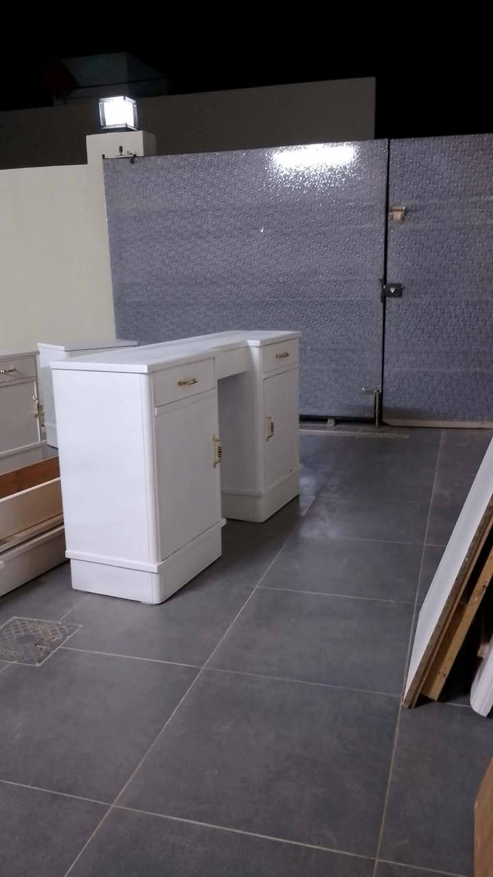 عندي.  كنتور. ٦ بيبان وميز تواليت.  وكومديات اثنين.  شغل نجار وصبغ نجار. مستعمله بس نضيفه كلش. ستونه جبناهه من النجار مفصخه صبغ. سيارات   نضيفه اخت الجديده
سعره 370 بي مجال قليل


**إذا كنت صاحب هذا الإعلان وتريد حذفه لأي سبب، رجاءا أرسل رسالة إلى الدعم الفني**