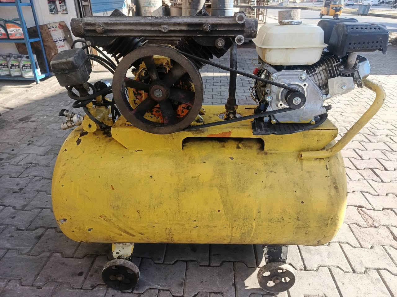 سلام عليكم كمبريسر 250لتر نظيف يشتغل بانزين بس سعر 250الف وضاغطة حجم 150بار محرك ياباني مع صوندة 15متر ومسدس سعر 250الف.*********** اتصال بس اجاوب
