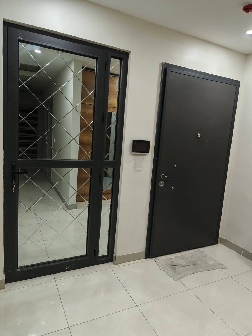 شقة مؤثثة بالكامل للإيجار..مساحة ١٤٠ متر..إطلالة مميزة مباشرة عالحدائق و النافورات..مجمع النسيم ستي حي الجهاد..للإستفسار ***********  متوفر واتس اب.
