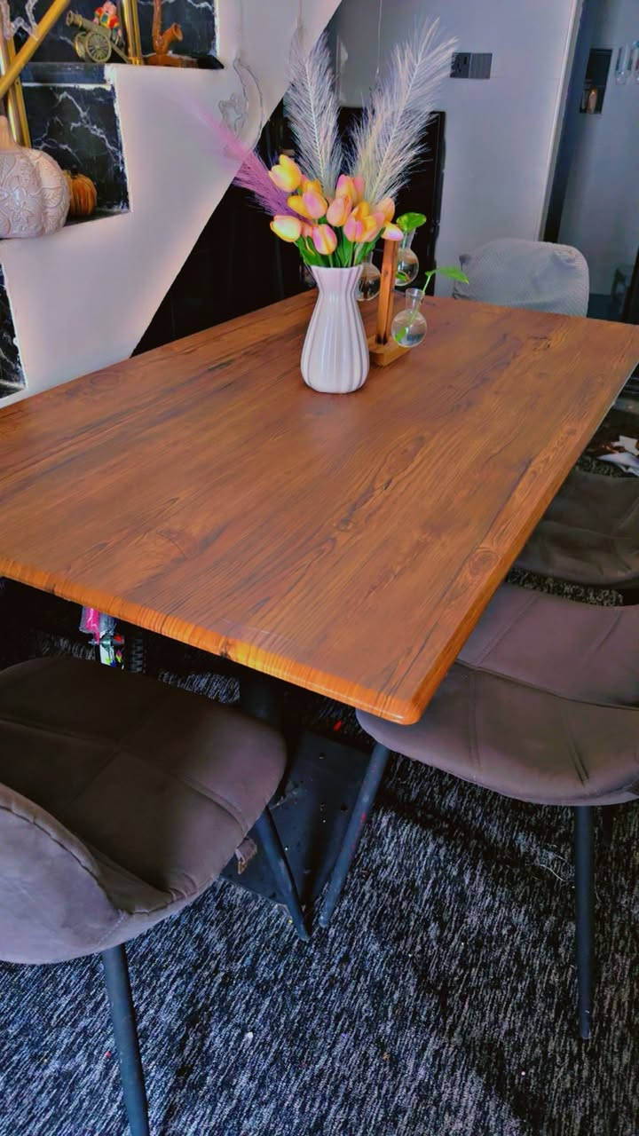 السلام عليكم ميز طعام 6 كراسي للبيع نظيف جداً خشب سعر 130 الف ***********
