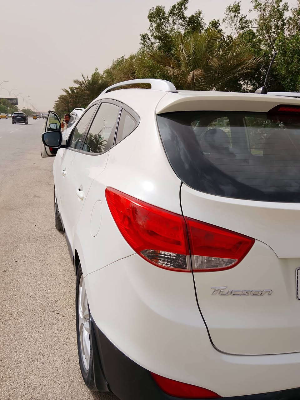 🚘 للبيع | Hyundai Tucson 2013 خليجي 🇰🇷
✨ المواصفات: ▪️ بانوراما
▪️ شباج أسود
▪️ كشافات أمامية وخلفية
▪️ تحكم لايتات كهربائي
▪️ تحكم بالستيرن
▪️ كاميرا خلفية
▪️ داخلية جلد
▪️ ويل كب  18 
▪️ إشارات بالمرايات
▪️ محرك 2000cc دوش
✅ السيارة جاهزة بالكامل وما تحتاج أي مصروف
✅ المكينه و الگير مكفولات

🔹 ملاحظات: ▪️ بيها رشات صبغ أثر شوط بدون دواخل عدا باب الجنطه تبديل نفس اللون
السعر 127 و بي مجال
***********
