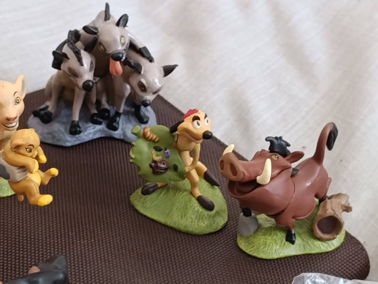 مجموعة من 9 مجسمات لشخصيات كرتون "الأسد الملك" (The Lion King) من ديزني.
تتضمن المجموعة شخصيات رئيسية مثل: سيمبا (Simba)، موفاسا (Mufasa)، نالا (Nala)، تيمون (Timon)، بومبا (Pumbaa)، زازو (Zazu)، والضباع (Banzai, Ed, Shenzi).  للبيع


**إذا كنت صاحب هذا الإعلان وتريد حذفه لأي سبب، رجاءا أرسل رسالة إلى الدعم الفني**