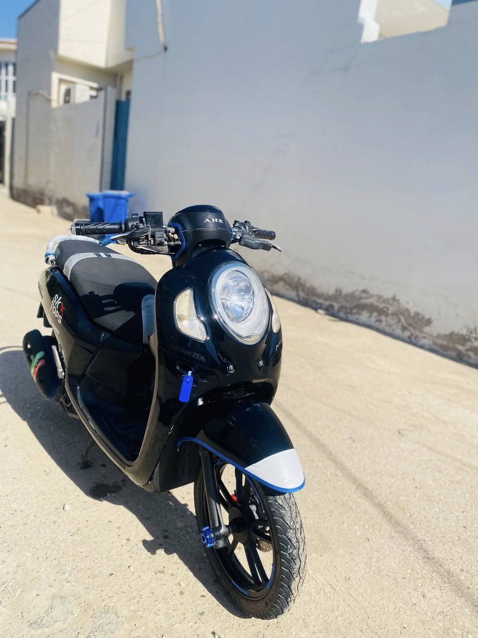 سلام عليكم دراجه هونده سكوبي للبيع
الدراجه حلوه ونضيفه 
كفرات بلاديه 
تايرات جدد 
سلف و هندر شغالات 
كهرباياات شغالات كلهن 
مكينه خير من الله قويه 
الدراجه بيها أوراق ٦ وكمرك إذا تريد اترقم 
حجم المحرك c125 
كلچات وقايش بلاد حالت الوكاله 
الدراجه كامله من التاير للتاير 
العنوان اديالى بعقوبه تقاطع الساده 
السعر (٧٥٠ ) وبيها مجال 
للتواصل (***********)
