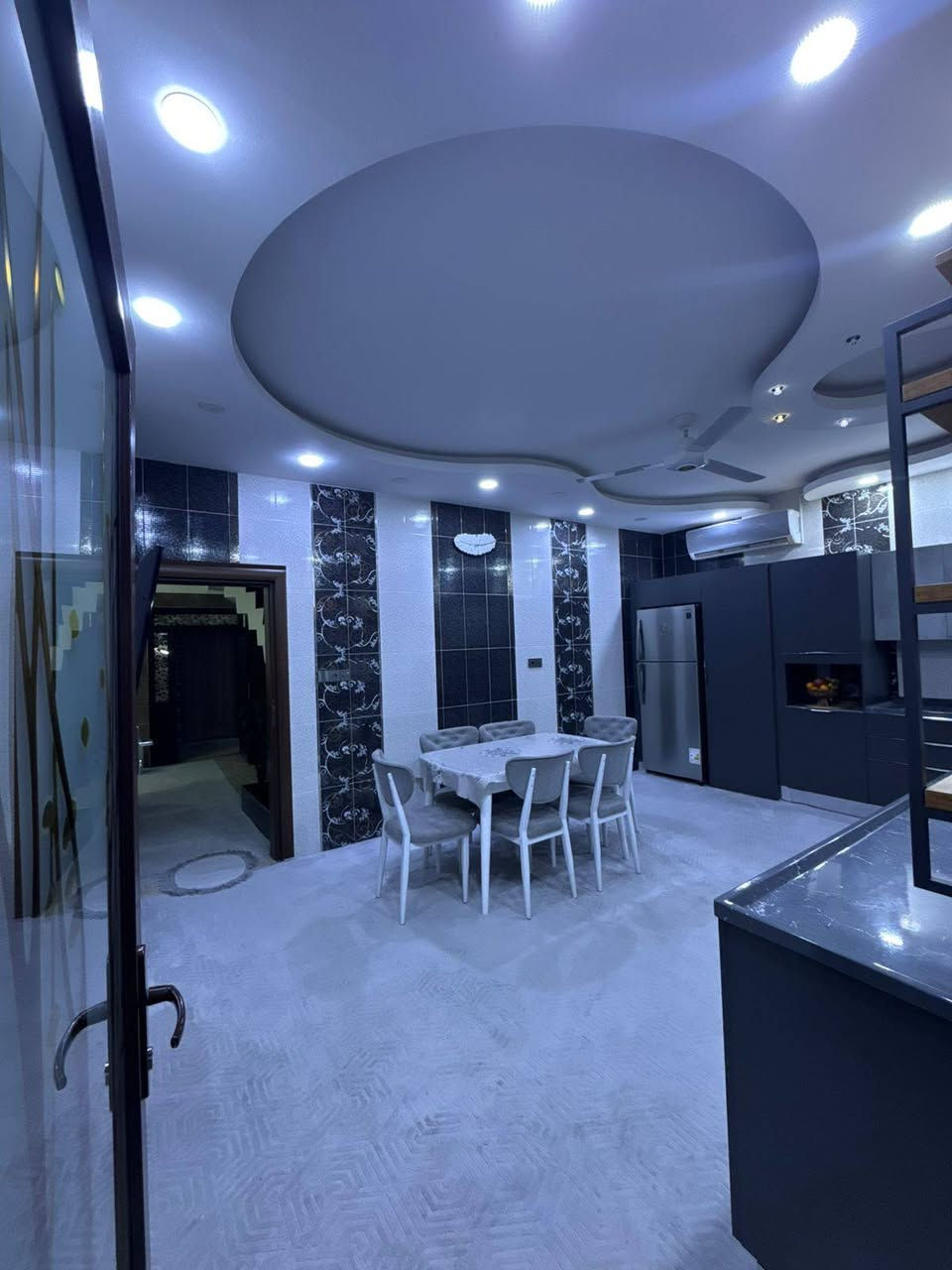 دار للبيع 🏠 سعر مناسب جدا ✅️ 
#طابو صرف طابق وبيتونه 
♦️مساحة 250 متر 
♦️واجهة 12 متر 
💙 بناء 2019 
موقع 📍 #واسطي مقابيل شقق غاز الشمال 
يتكون #الدار 🏠 
كراج 🌟 حديقة 🌟استقبال 🌟مطبخ🌟 هول 🌟 غرفتين منام 🌟صحيات معزوله 🌟 بيتونة 
#سعر 235مليون قابل للتفاوض 
____________________
✅ احصل على منزل أحلامك معنا، نحن مكتب عقاري موثوق ومتخصص في تلبية احتياجاتك السكنية
لاتتردد في زيارتنا او الاتصال بنا •                                         👑جنة الامل للعقارات 👑
 📞***********  ابو جنة
📞 *********** ابو يوسف
 📞***********  احمد
الفرع الأول : دوميز منطقة ال 55 مقابيل #تانكي #دوميز
الفرع الثاني : حي الواسطي مقابيل #باب اللواء ٦١ وقرب # تقاطع #الاصدقاء
                    #صفحة #المكتب 
https://www.facebook.com/profile.php6&mibextid=ZbWKL
