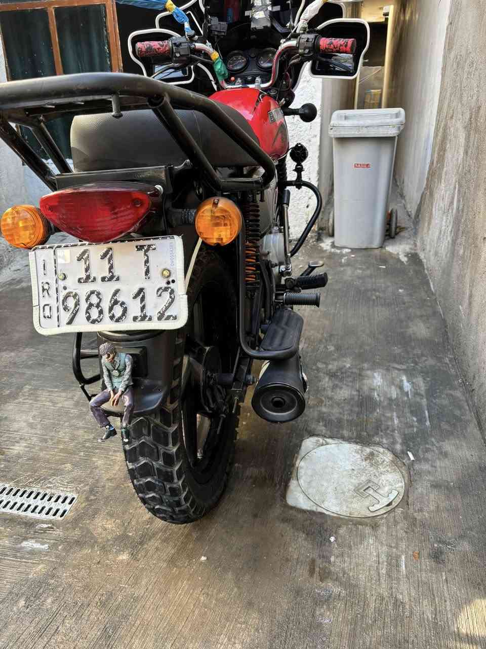 دراجه بوكسر للبيع موديل نهايه 2022 دراجه اخت الزيرو دراجه محافض عليهه كلش ردت اشتغل بيهه دلفري ولكيتلي غير شغله مزودهه لايت ثلجي اصلي رماشات اصليه الزوج ب١١٥ اخذتهن رقم بغداد تحويل ثاني يوم دراجه كل نقص مابيهه رايدهه ب ٢٥٠٠ وبيهه مجال بسيط *********** مكاني بغداد
