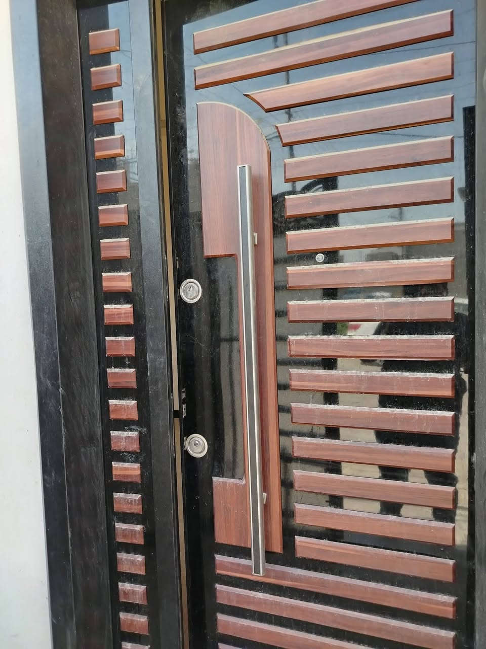 السلام عليكم يوجد لدينا دار للبيع  ركن  مساحه 50 متر واجهه 5ونزال 10 يحتوي على ستقبال +مطبخ +غرف نوم عدد 3+حمامات عدد 2 ألبيت بناء حديث جميع الخدمات موجوده ماء وتبليط وكهرباء نوع الملك طابو زراعي سند 25اقرار محكمه وتنازل شركة عرض الشارع 10 متر ألبيت مدخلين العنوان بغداد الدوره البوعيثه مجمع عدل الأول  الاستفسار اتصل على هاتف *********** /***********
