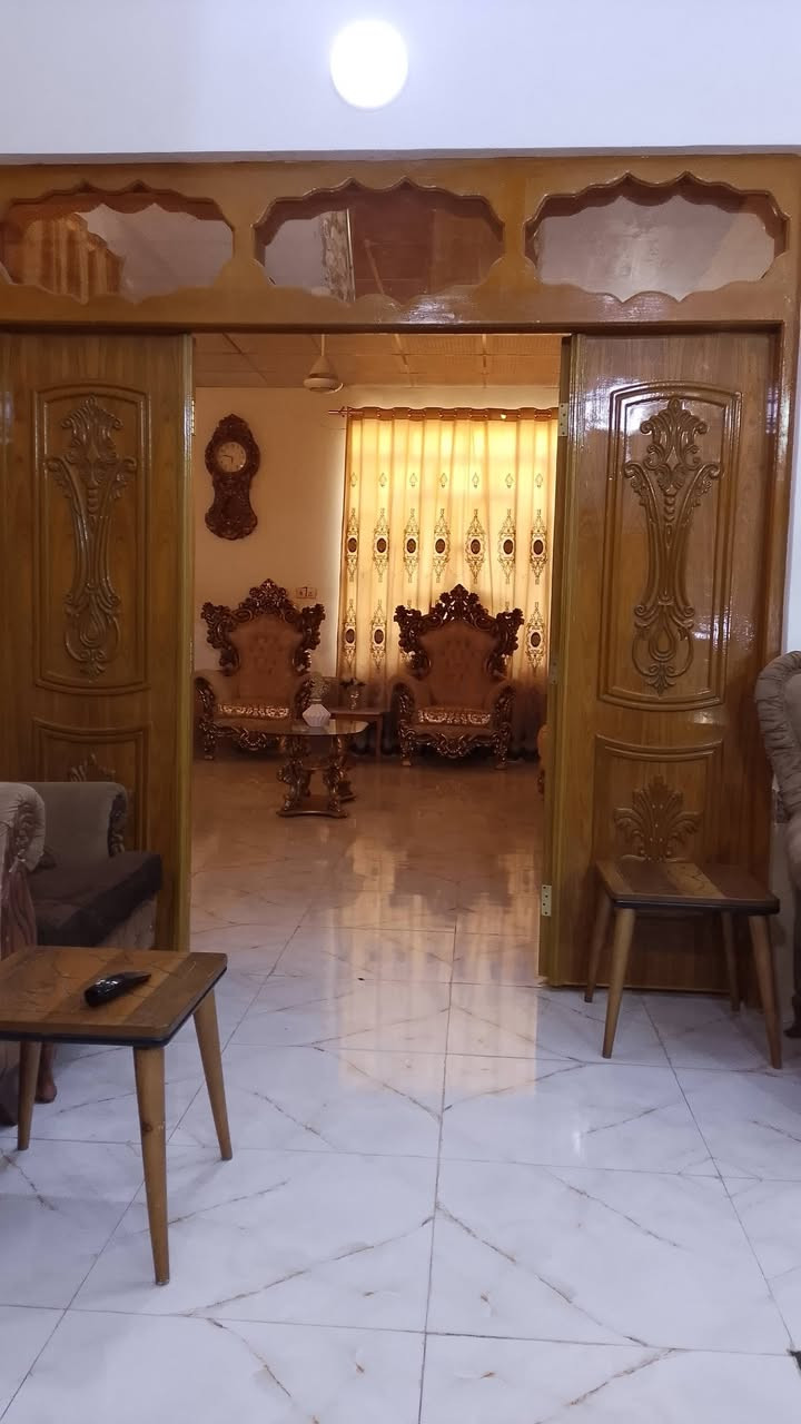 السلام عليكم.
بيت للبيع 200 متر طابقين 
يتكون من .
- طابق الارضي . 
كراج سيارة مع حديقة جميلة ومدخل استقبال كليدور استقبال كبير مفتوح على الصالة الواسعة مع مطبخ مع غرفتين نوم مساحات حلوة واسعة للغرف صحيات عدد اثنين مع مكشوفة عدد ٢ يطلن على الغرف . 
- طابق الثاني .
غرفتين نوم واسعة مع صالة وصحيات عدد ١ 
ملاحظة : البيت جديد ونظيف جدا وكل المواد الي استخدمت من درجة الاولى من طابوق أسمنت مقاوم للرطوبة الاساسات والسقوف صب مركزي . الحديد والبوب الخشب تسكام نوع الثقيل . 
للاستفسار  النجف الاشرف - الكوفة  - شارع المطار الجديد قرب روضة البراكية للأطفال
السعر المطلوب 115 وبي مجال بسيط بيع نقدي فقط  💒 للاستفسار الاتصال على الرقم ***********
