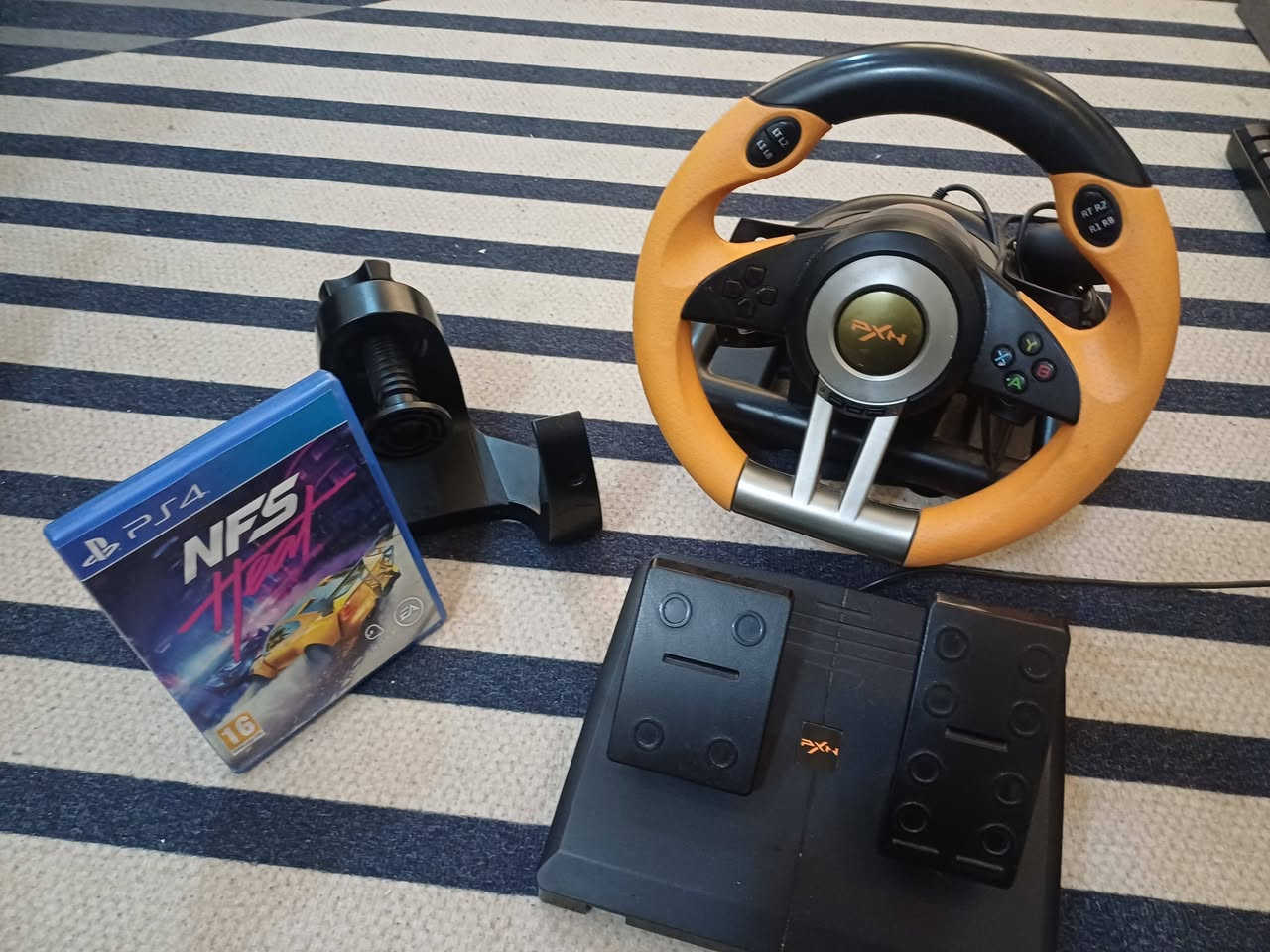 سلام عليكم عدنه هذني الدركسون و الكيبوردات للبيع نضافه 90% ويه الدركسون قرص هديه. مكاني بغداد السيديه حي العلام قرب جامع علي السجاد اتصلو على هاذه الرقم *********** واتساب
