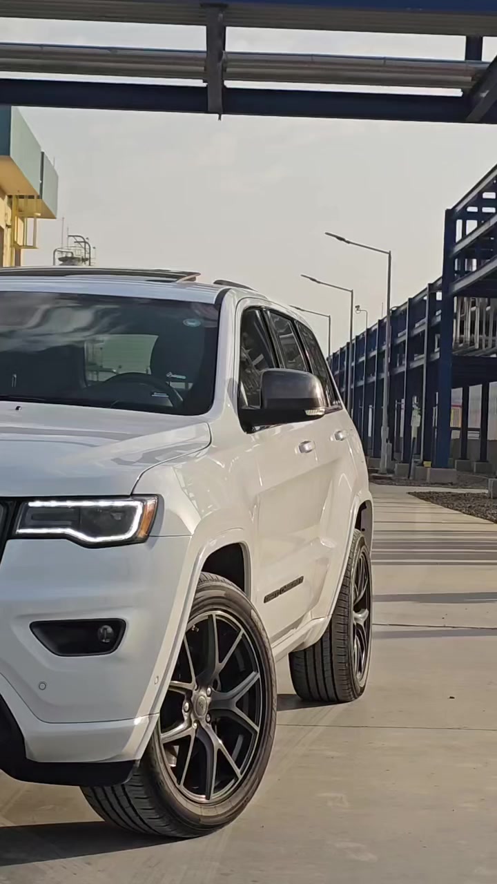 � جيب گراند شيروكي 2021 –Th  Anniversary (الثمانينية)
⭐ أعلى  مواصفات | أبو الرادار فول 

▪️ كلين تايتل ✔️ وارد كندي
▪️ بدون أي ضرر / حادث / غرق
▪️ رقم شمالي (تحويل ملكية أو وكالة حسب الرغبة)
▪️ كفالة عامة 

🔹 المواصفات:
▫️ اللون: أبيض
▫️ المحرك: 6 سلندر 3600
▫️ نظام دفع رباعي 4×4
▫️ رادار أمامي تفاعلي للتصادم
▫️ رادار مسار متعدد الإيعازات
▫️ حساسات جانبية + نقاط عمياء
▫️ حساسات أمامية وخلفية أصلية
▫️ كاميرا خلفية دوّارة
▫️ لايتات زينون عالي وواطي أصلية
▫️ كشافات LED قوية مع DRL
▫️ بصمة أبواب وتشغيل + تشغيل عن بُعد (بصمتين)
▫️ إشارات بالمرايا الجانبية
▫️ باب جنطة كهربائي 

🔹 الداخلية والراحة:
▫️ داخل جلد أسود
▫️ سقف بانوراما طكتين
▫️ سماعات Alpine الأصلية
▫️ تحكم كهربائي كامل بالمقاعد الأمامية
▫️ ذاكرة كرسي السائق (وضعيتين)
▫️ تبريد وتدفئة للمقاعد الأمامية
▫️ تدفئة للمقاعد الخلفية
▫️ شاشة داشبورد كبيرة متعددة الوظائف
▫️ مقود كهربائي رياضي مع شفتات ستيرن
▫️ تحكم ستيرن جهتين
▫️ أوتو هولد + أوتو بارك
▫️ وضعيات قيادة متعددة (ماوس) 

🔹 الإطارات والشكل:
▫️ ويل 20 بلاك توب أصلي
▫️ طقم تايرات جديد 2024 

📄 سنوية جديدة بإسمي لغاية 2030
📄 هزة جديدة
✨ السيارة أحلى من الصور، نظيفة جداً وجديدة كلش 
للاستفسار عن السعر أو تفاصيل أكثر الاتصال على الرقم يوجد واتساب 
📞 ***********
