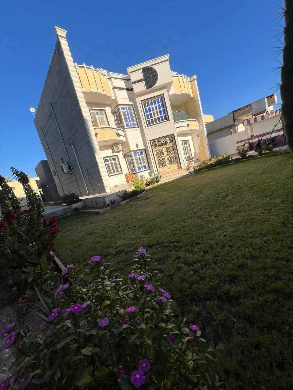 بسم الله والصلاة والسلام على رسول الله

يتوفر دار  طابقين للبيع في منطقة الزراعة حي الميكانك قرب ملتقى الرواد الثقافي ((ساحة الاحتفالات سابقاً))
المساحة الكلية البيت 616م٢ 
مساحة البناء 300م٢
يتكون بناء البيت غرفين نوم وصالة كبيرة وهول واستقبال ومطبخ ومجموعة صحيات داخلية وخارجية اضافة الى مخزنين كبيرات وحديقتين واحدة جانبية والثانيه في مدخل الييت بالاضافة الى كراج سيارة وترك داير البيت 
اما الطابق الثاني 
يتكون من ثلاث غرف نوم وصالة ومجموعة صحيات وبلامكان بناء غرفة اضافية 
سنة البناء 2013 بناء الطابق الارضي حجر والارضية مرمر 
بناء الطابق الثاني طابوق والارضية كاشي 

جنس العقار زراعي سند 25 تحويل مباشر 

للاستفسار الاتصال على الرقم(***********)

موقع البيت على خريطة google

https://maps.app.goo.gl/5AFa7sADXW8NBA126?g_st=ipc Singapore
