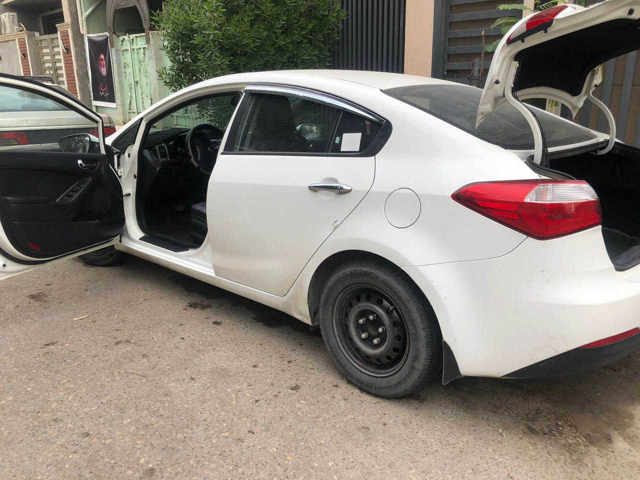 السلام عليكم سيراتو للبيع خليجي 2013 شكل 2014 السياره نظيفه كما موضح بالصور محرك 1600 دوش محرك وكير مكفولات تبريد قطعتين بيه بارد بالجاملغ الامامي بسيط گلش ومصلح والهلال مال الجاملغ الخلفي مصبوغ بس لابارد ولا ضربه 
تحگم ستيرن جهتين 
شاشه وكامرا وبلوتوث 
السعر ب120 وبيه مجال الاتصال ع الرقم *********** العنوان بغداد الحريه/الدولعي بغداد, العراق
