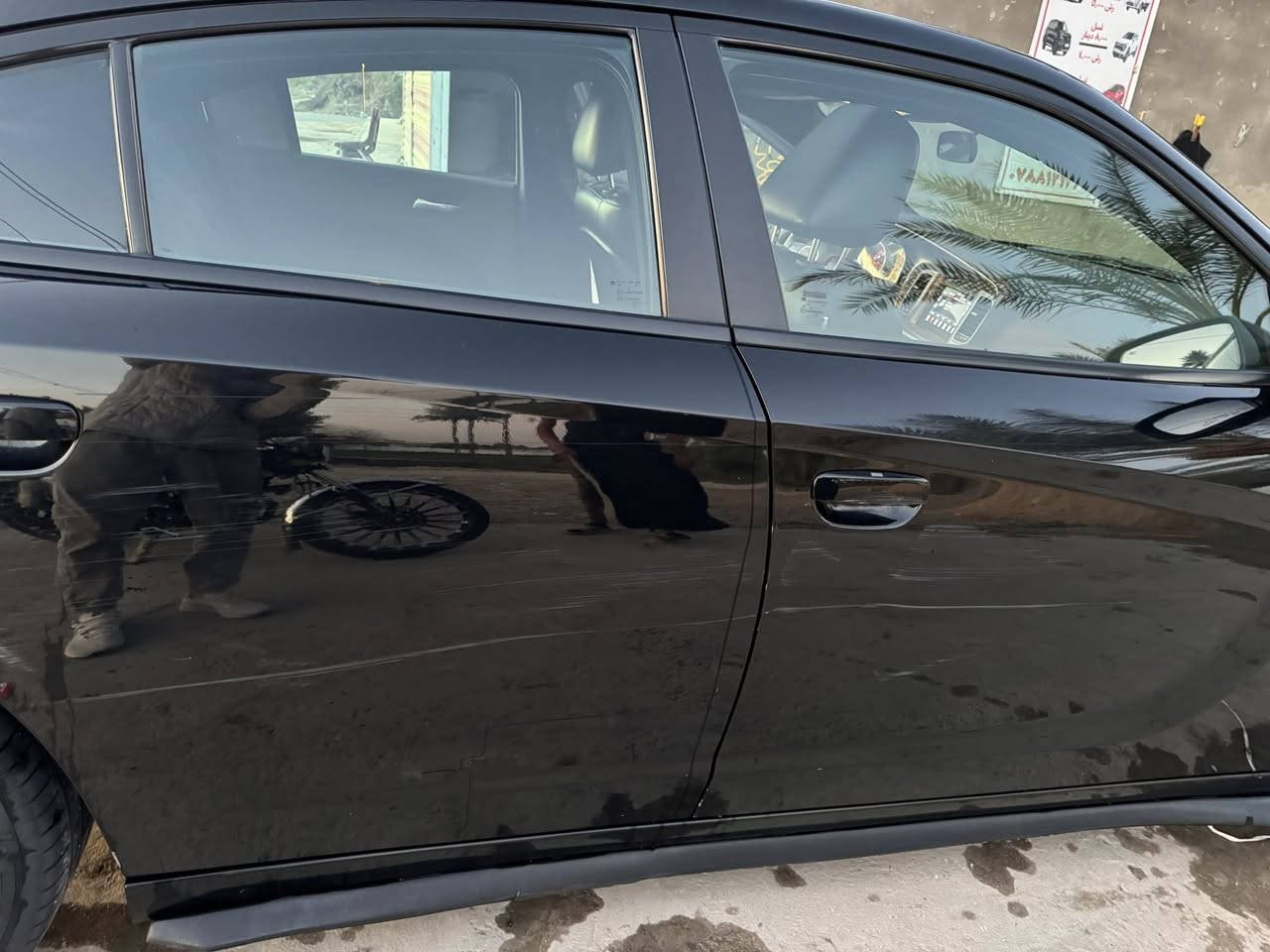 السلام عليكم جارجر موديل 2022  كلين عدا الشخط الي موضح بالصوره بالجهه اليمنه ماشيه 95 الف ميل للاستفسار ***********
