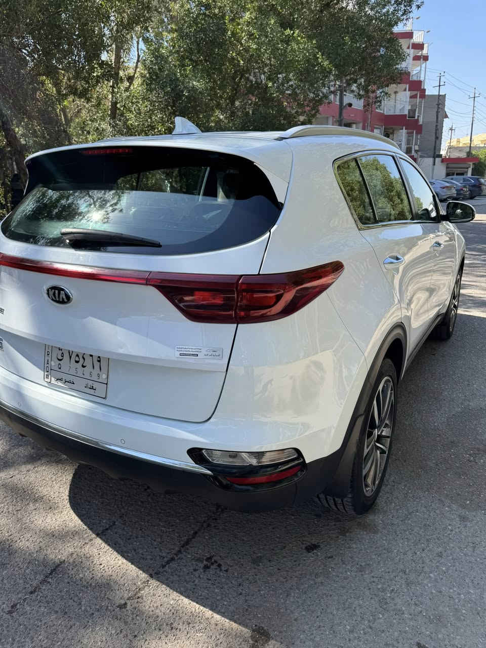 كيا سبورتج  2020
رقم بغداد
مكفوله من كلشي ماشية (26) الف فقط سبير منازل 
 المواصفات عادية 
حجم المحرك 2,0L
دوش2000 
4اسطوانات نوع DOHC
مرتبط بگير بوكس 6سرعات
مري شفط
ويل كب 19 
يدة باب نيكل  
حساس دعاميةامامي
حساس دعامية خلفي
كشافات هيلوجين
لد نهاري 
داخل جلد حمصي 
شاشة اعطال
درايڤ مود
تحكم مقود جهتان
كروز سرعة
مخرج USB ipod
‏ ABS
تبريد امامي و خلفي 
رقمي ‭***********‬ 
السعر203
مكاني بغداد زيونة
