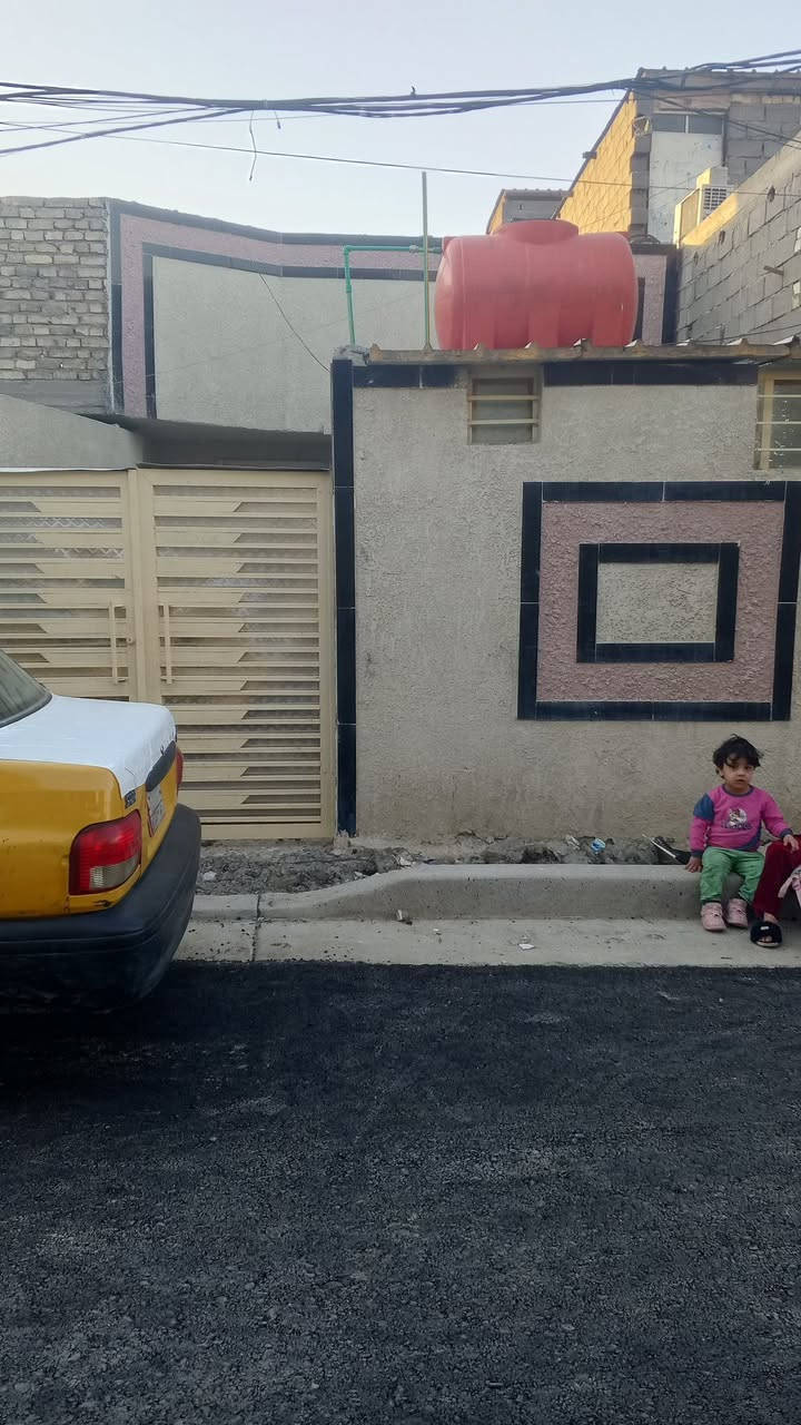 بيت مساحه 130 صب مسلح طابق واحد جاهز للسكن فارغ حاليا سعره فقط بيع سريع ب 50 منطقه كامله الخدمات مجاري ومي وتبليط عنوانه حي الكوفه افرع افران الحجيه كله كبل للطلب الاتصال ***********
