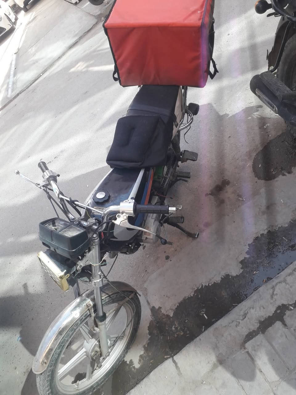 دراجه ايراني اربعه كير نضيفه بيها شغلات بسيطه مكان الكراده السعر 350الف
***********
