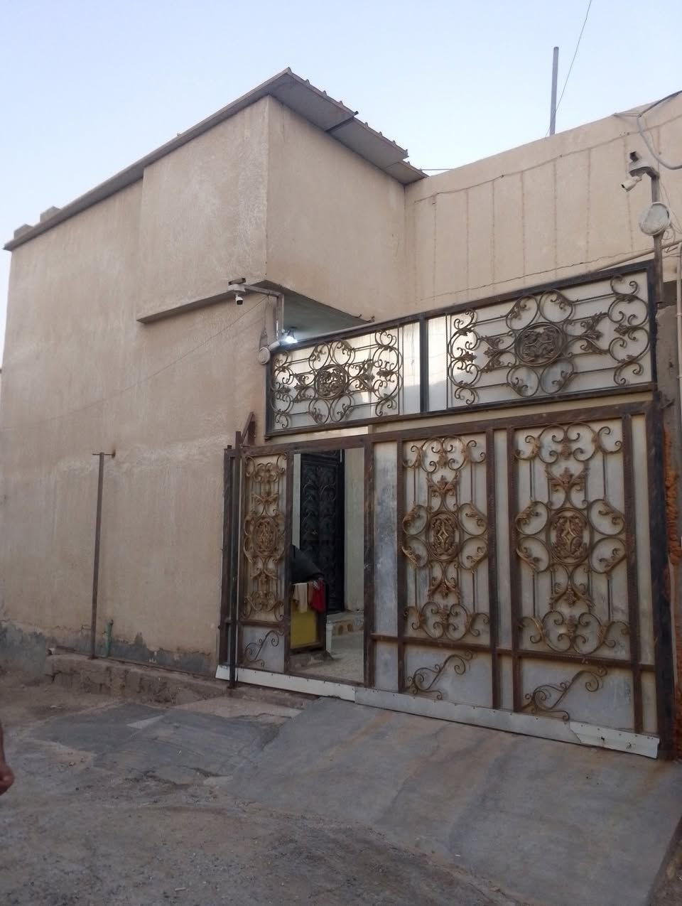 السلام عليكم يتوفر بيت للبيع مساحه 200متر طابو زراعي عراقي يتكون البيت من غرفتين صاله مطبخ ذوانيه صحيات داخليه وخارجيه مع درج خارجي سعر 90مليون وبي مجال العنوان ابو الخصيب مهجران قرب مدرسه الشمس كل الخدمات متوفره ***********
