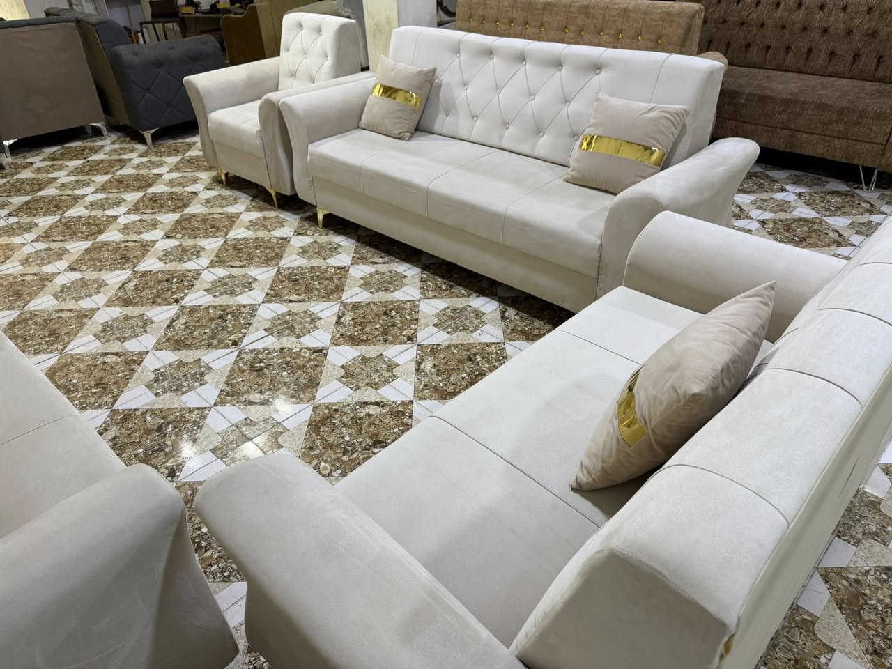 ئةم تاقم قةنةفة 10نةفةريية 
بؤفرؤشتن دةسكردي سليمانية 
شتيكي پاكوپختةية بيعيبة 
ژ.م***********
شوين كةلار
