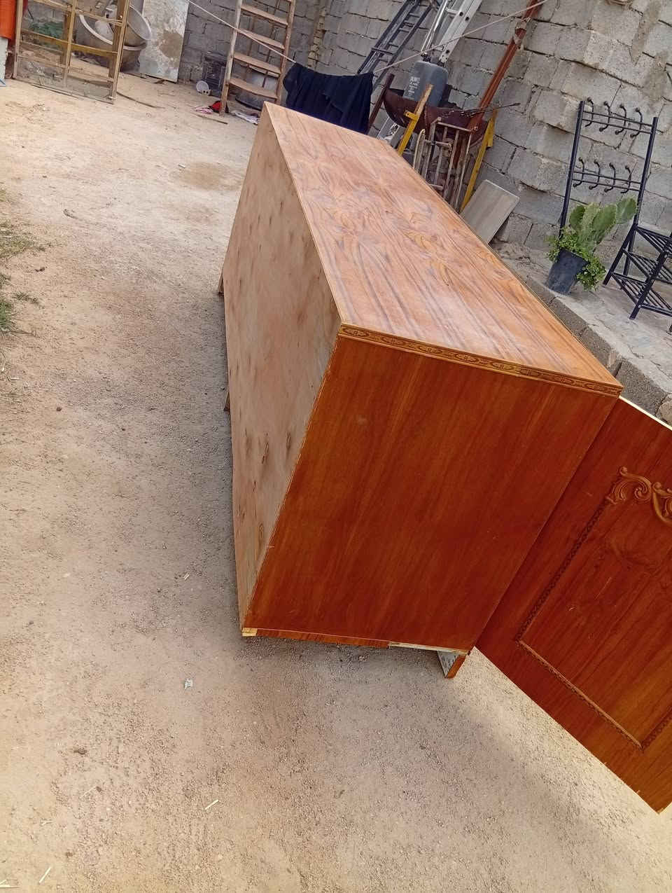 للبيع بوفية مستعملة سعر 100وبيهة مجال مكان كربلاء الحسينية ***********
