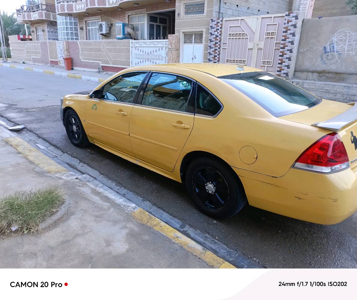 أنا عندي للبيع سيارة شيفروليه إمبالا إل تي 2008. السيارة لونها أصفر مع بعض التفاصيل بالأسود، وهي بحالة جيدة من ناحية الجسم والمظهر. من الداخل، المقاعد مغطاة بكسوة مريحة، وهناك مساحة كافية ومريحة للركاب. السيارة تستخدم بشكل ممتاز للنقل والرحلات، وأيضاً مناسبة للعمل كتاكسي بسبب لونها الواضح والمميز. الغيار أوتوماتيكي، ومجهزة بمعدات جيدة للقيادة اليومية.