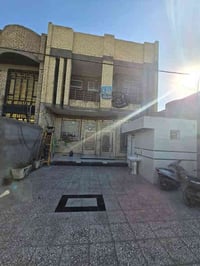 بيت للبيع بغداد مدينة الصدر قطاع ٣٨ عل شارع العام بناء ٢٠٢٤ طابقين ونص...