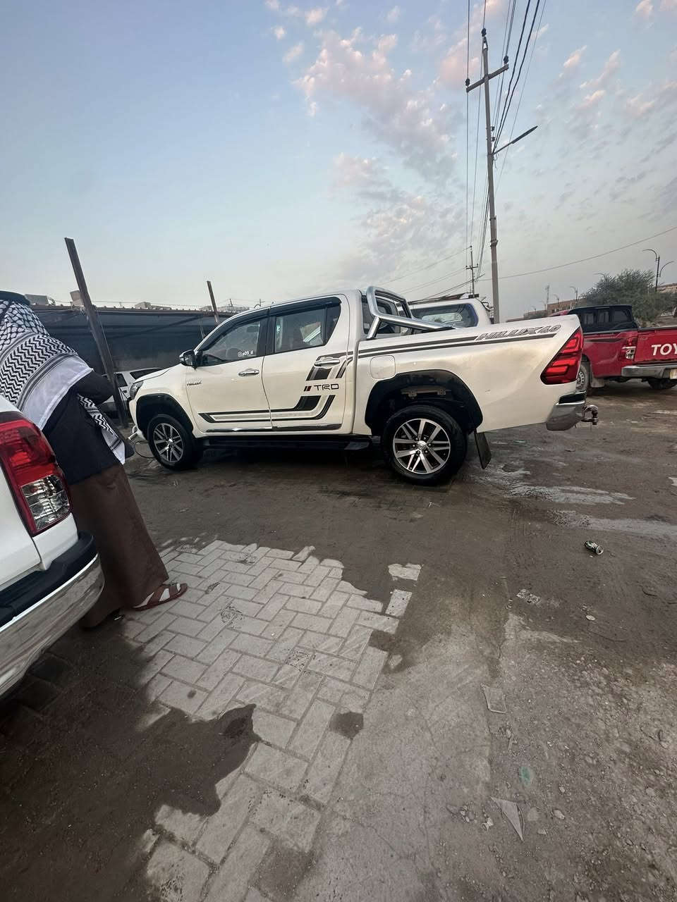 سلام عليكم سياره بيكم تويل  2017
سياره جديده معنه الكلمه 
محرك كير جديد كير  اوتماتيك
سنويه جديد هزه ما منتيه بعدهه
حداديه  تخم تاير  كله جديده 
بيه رشه  صبق قليل بل باب مال سايق فقط والباقي كفاله 
سعر195 وبيه مجال بصيط  
***********
