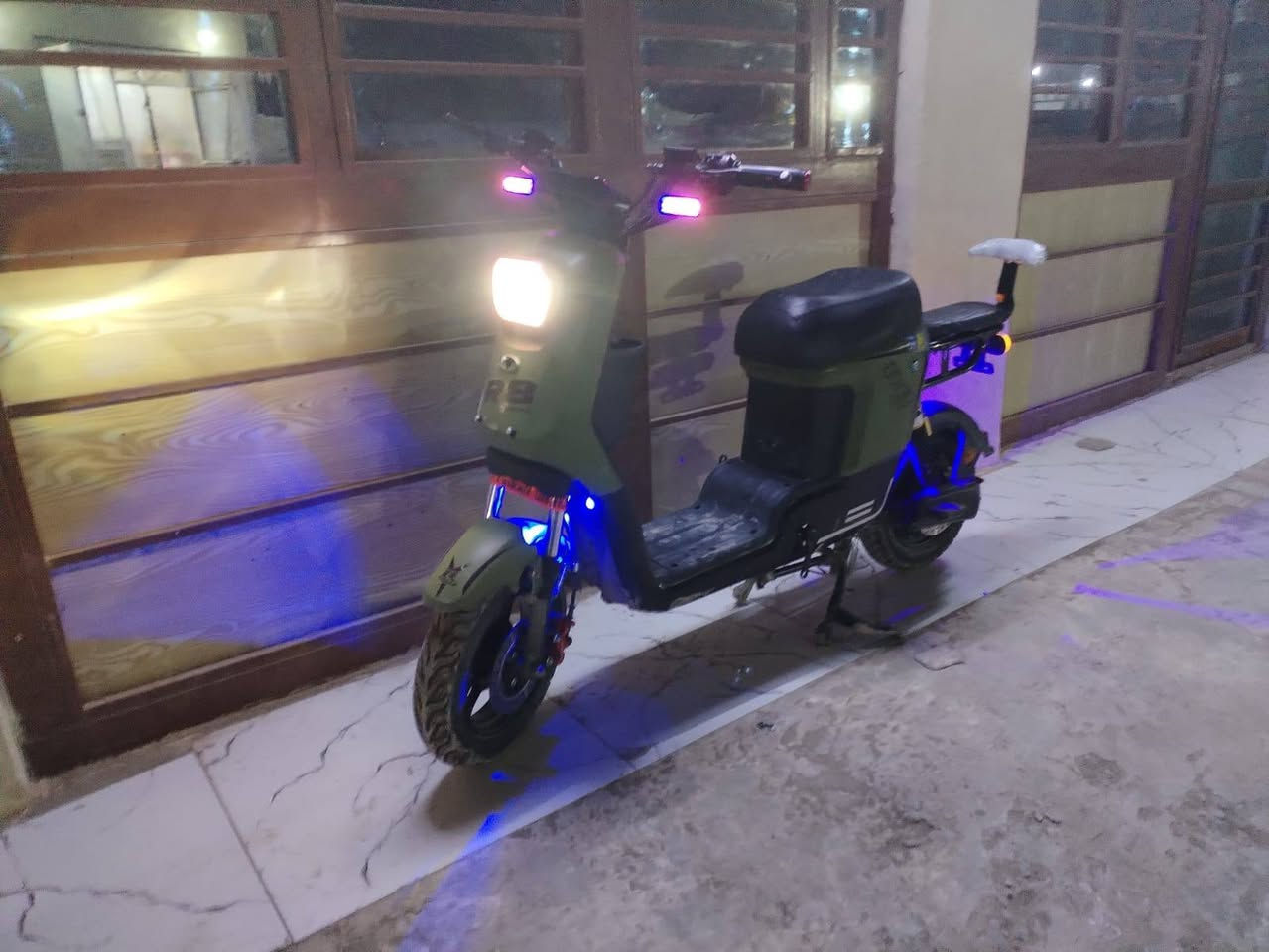 السلام عليكم دراجه شحن ار 8 للبيع موديل 25 شاشه محترقه فقط دراجه جاهزه تشتغل بصمه وكارت وسويتش تشغيل عن بعد كهربائياتها كلها شغاله عنوان بغداد المشتل الساعه 400 وبيها مجال بسيط ***********
