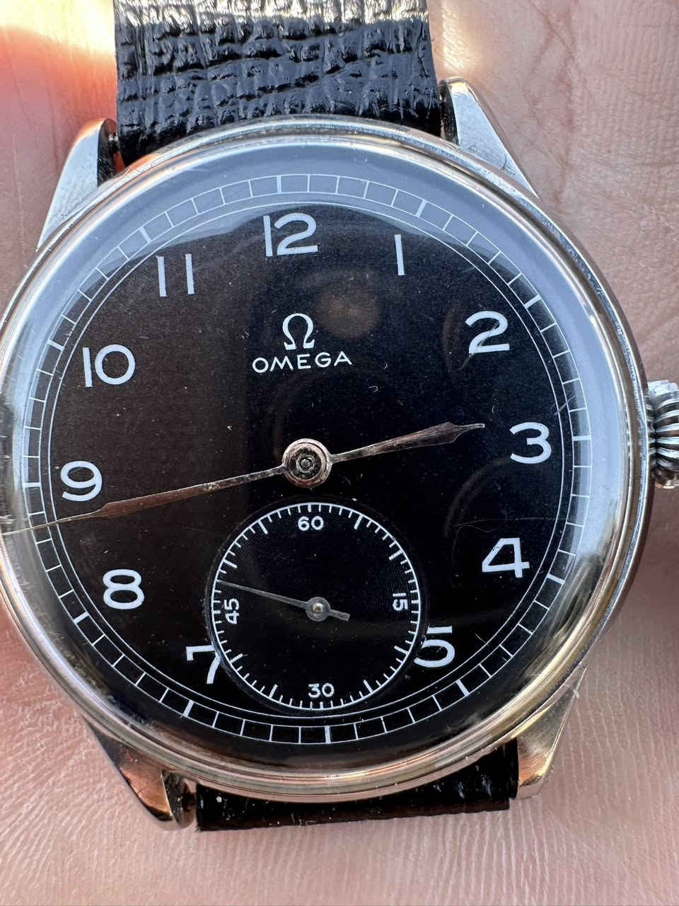 السلام. عليكم  اومكا تكويك بمينا سوداء ١٩٤٠
قطر الساعة ٣٧.٦
الماكنة البيضاء اقدم ماكنة بل اومكا 
قطر كبير جدا 
رتيلات الساعة جدا عالية 
 
***********.
