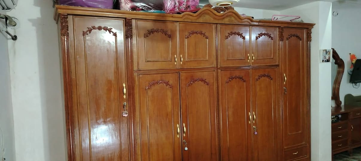 غرفه مستعمله اخشاب عراقي نضيفه  الي يريدها ب١،٢٥٠ مليون وربع واي استفسار توصلو ع رقم ***********
