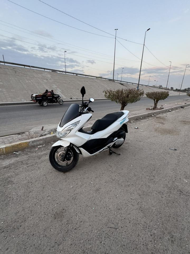 السلام عليكم للبيع بيسي اكس جيل الثاني مكفولة دراجة كلهة بلادية ياباني  مكينة 150 دراجة تتعب تكول جديدة كلهة بلادية ومكينة ما مفتوحة  جيب فيتر وافحص ومكينتهة جداً جداً حلوة وطستهة ناعمة السعر مليونين و 150 يعني 2150 العنوان بغداد البلديات الرقم ***********
