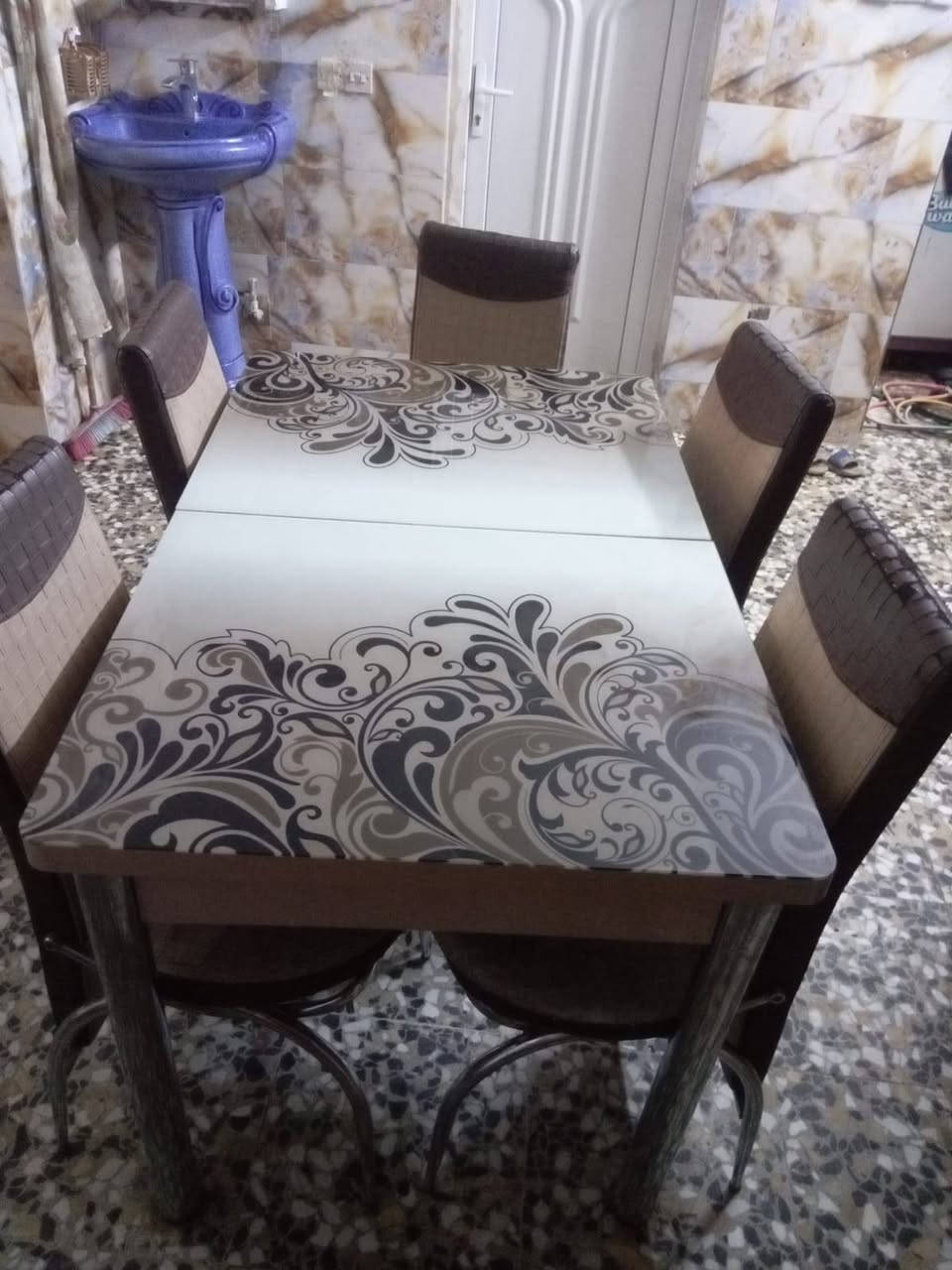 ميز طعام نضيف مابي شي 
يصير كبير يصير صغير مع 5 كراسي سعر 75 بي مجال مكان بغداد


**إذا كنت صاحب هذا الإعلان وتريد حذفه لأي سبب، رجاءا أرسل رسالة إلى الدعم الفني**